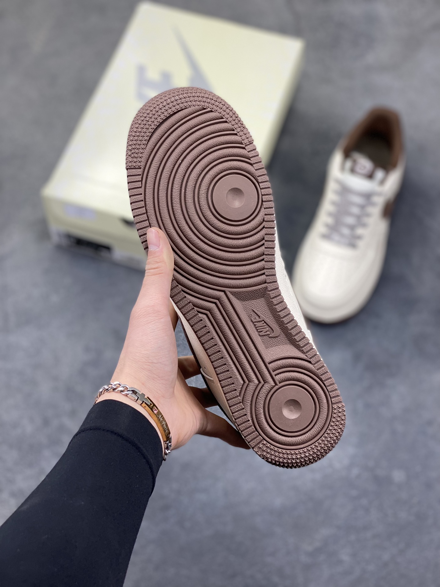 图片[5]-高端定制Nike Air Force 1 ‘07 Low “鬼脸联名——白棕麂皮” 高端定制 低帮休闲板鞋 定制鞋盒 大厂纯原品质出货 超高清洁度 皮料切割干净无任何毛边 细节完美 货号：XD9314-614 尺码：36 36.5 37.5 38 38.5 39 40 40.5 41 42 42.5 43 44 44.5 45-选品中心