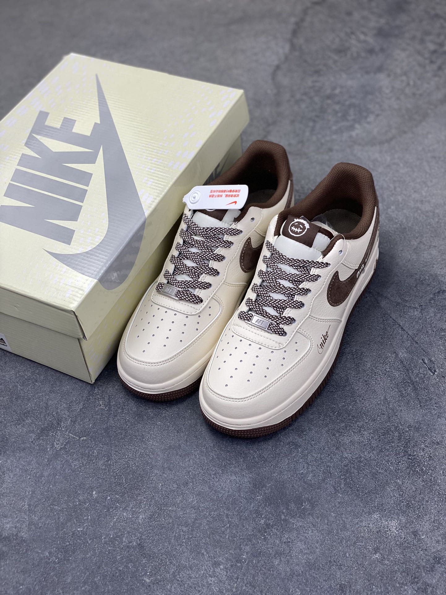 图片[8]-高端定制Nike Air Force 1 ‘07 Low “鬼脸联名——白棕麂皮” 高端定制 低帮休闲板鞋 定制鞋盒 大厂纯原品质出货 超高清洁度 皮料切割干净无任何毛边 细节完美 货号：XD9314-614 尺码：36 36.5 37.5 38 38.5 39 40 40.5 41 42 42.5 43 44 44.5 45-选品中心