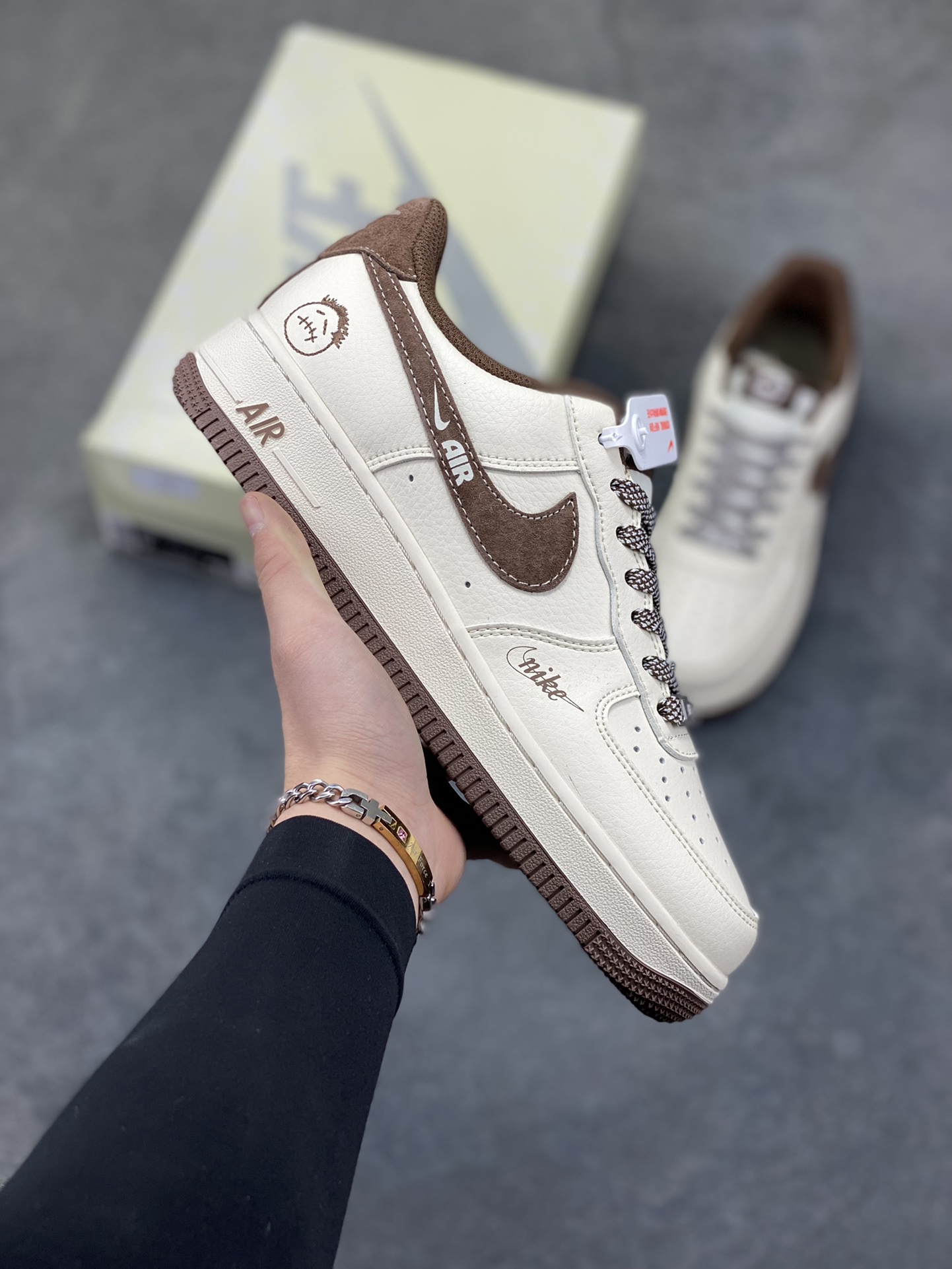 高端定制Nike Air Force 1 ‘07 Low “鬼脸联名——白棕麂皮” 高端定制 低帮休闲板鞋 定制鞋盒 大厂纯原品质出货 超高清洁度 皮料切割干净无任何毛边 细节完美 货号：XD9314-614 尺码：36 36.5 37.5 38 38.5 39 40 40.5 41 42 42.5 43 44 44.5 45-选品中心
