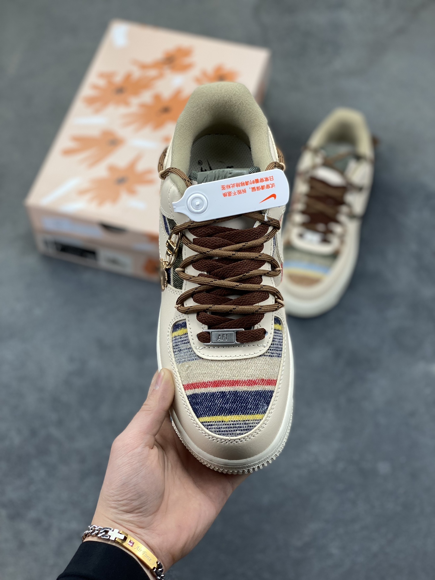 图片[2]-“焦糖小马”订制空军一号板鞋 该定制版球鞋选用原鞋款为Nike Air Force 1‘07空军一号，主体采用米杏色，搭配格纹布料拼接，鞋侧Swoosh也融入了格纹与纯色皮革的组合，营造出复古的美拉德色系风格。鞋带为棕色粗绳设计，配有卡通挂饰；鞋后跟处有马术风格的图案刺绣，增添了个性化元素。 货号：CW1186-230 尺码： 39 40 40.5 41 42 42.5 43 44 44.5 45-选品中心