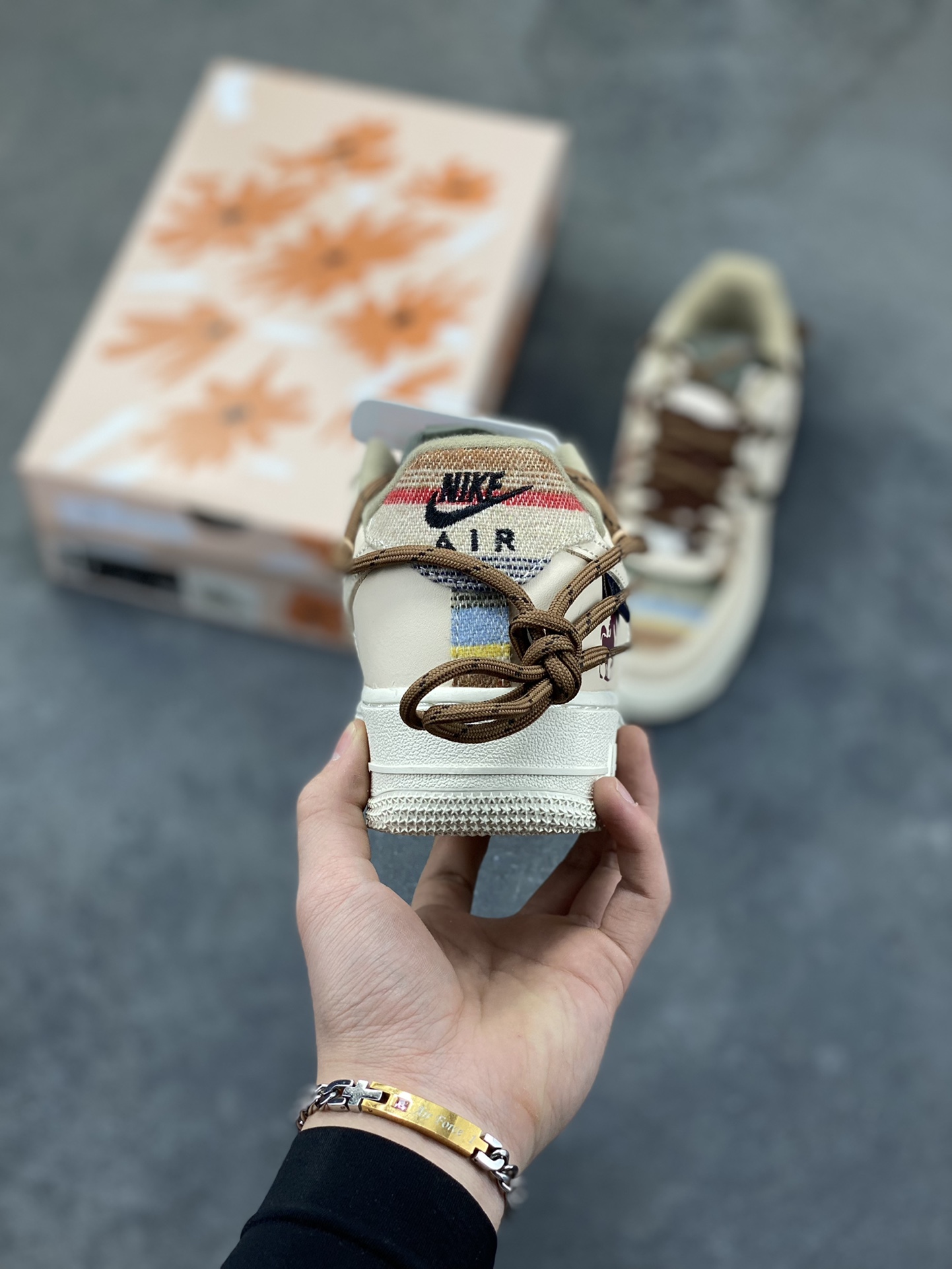 图片[4]-“焦糖小马”订制空军一号板鞋 该定制版球鞋选用原鞋款为Nike Air Force 1‘07空军一号，主体采用米杏色，搭配格纹布料拼接，鞋侧Swoosh也融入了格纹与纯色皮革的组合，营造出复古的美拉德色系风格。鞋带为棕色粗绳设计，配有卡通挂饰；鞋后跟处有马术风格的图案刺绣，增添了个性化元素。 货号：CW1186-230 尺码： 39 40 40.5 41 42 42.5 43 44 44.5 45-选品中心