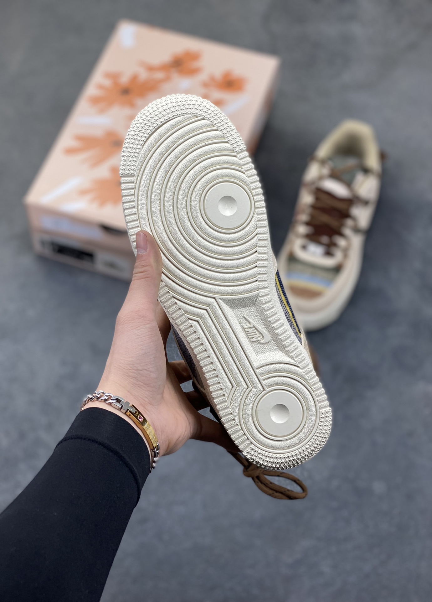 图片[5]-“焦糖小马”订制空军一号板鞋 该定制版球鞋选用原鞋款为Nike Air Force 1‘07空军一号，主体采用米杏色，搭配格纹布料拼接，鞋侧Swoosh也融入了格纹与纯色皮革的组合，营造出复古的美拉德色系风格。鞋带为棕色粗绳设计，配有卡通挂饰；鞋后跟处有马术风格的图案刺绣，增添了个性化元素。 货号：CW1186-230 尺码： 39 40 40.5 41 42 42.5 43 44 44.5 45-选品中心