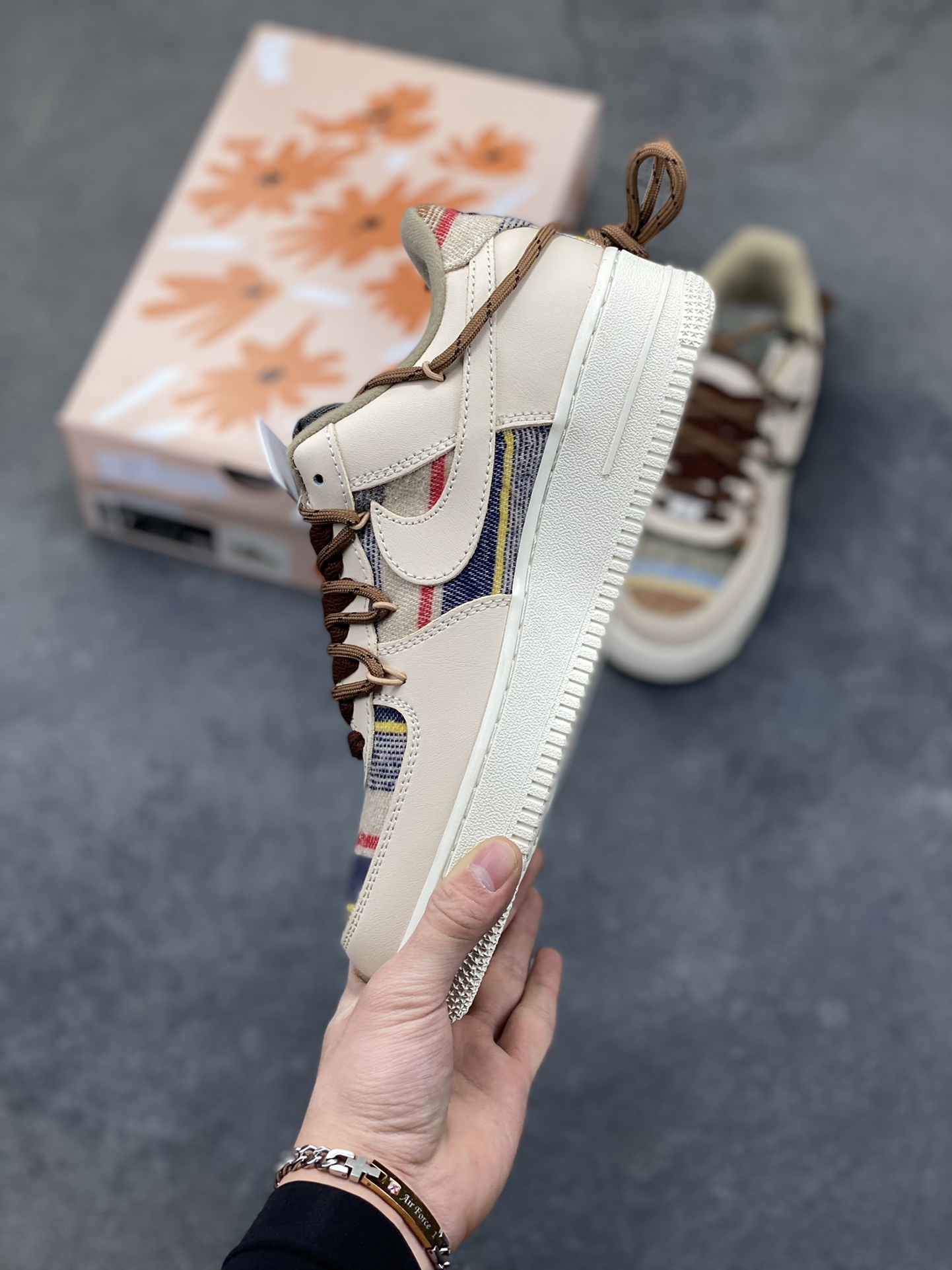 图片[3]-“焦糖小马”订制空军一号板鞋 该定制版球鞋选用原鞋款为Nike Air Force 1‘07空军一号，主体采用米杏色，搭配格纹布料拼接，鞋侧Swoosh也融入了格纹与纯色皮革的组合，营造出复古的美拉德色系风格。鞋带为棕色粗绳设计，配有卡通挂饰；鞋后跟处有马术风格的图案刺绣，增添了个性化元素。 货号：CW1186-230 尺码： 39 40 40.5 41 42 42.5 43 44 44.5 45-选品中心