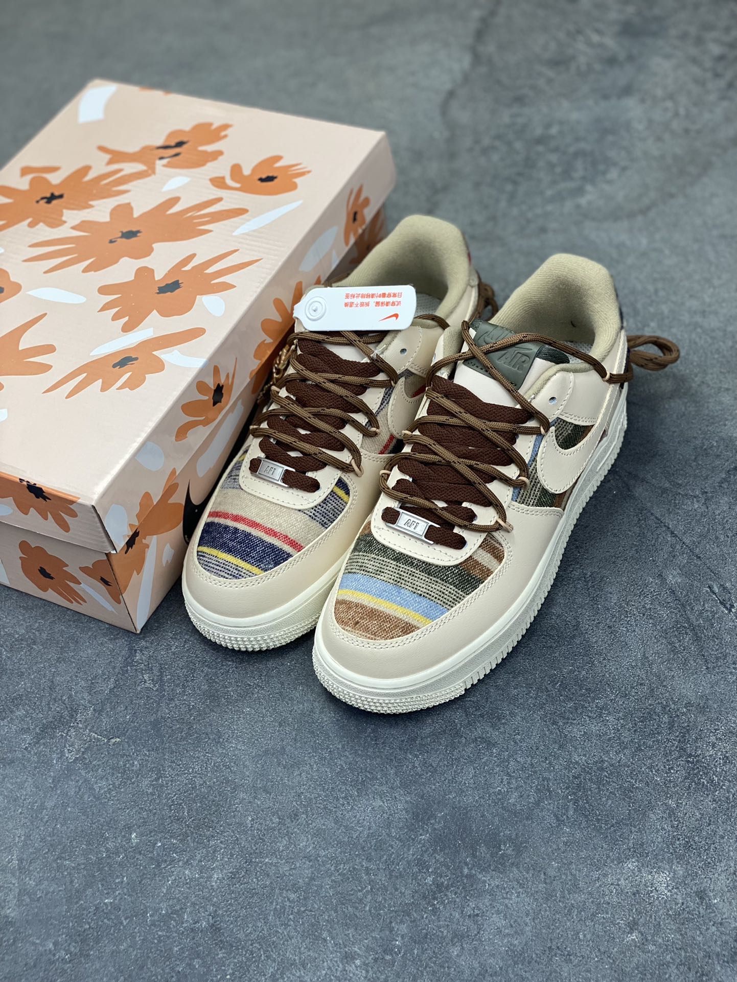 图片[8]-“焦糖小马”订制空军一号板鞋 该定制版球鞋选用原鞋款为Nike Air Force 1‘07空军一号，主体采用米杏色，搭配格纹布料拼接，鞋侧Swoosh也融入了格纹与纯色皮革的组合，营造出复古的美拉德色系风格。鞋带为棕色粗绳设计，配有卡通挂饰；鞋后跟处有马术风格的图案刺绣，增添了个性化元素。 货号：CW1186-230 尺码： 39 40 40.5 41 42 42.5 43 44 44.5 45-选品中心