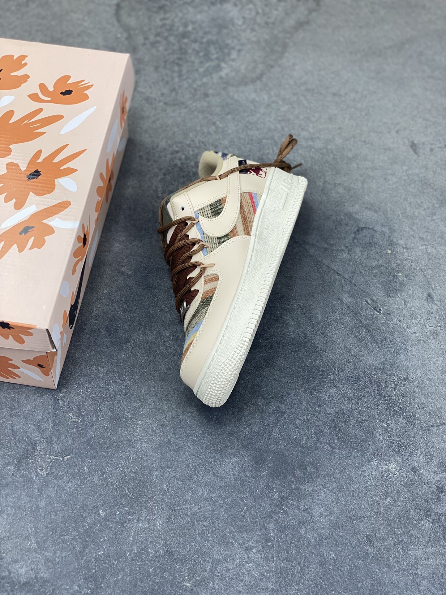 图片[7]-“焦糖小马”订制空军一号板鞋 该定制版球鞋选用原鞋款为Nike Air Force 1‘07空军一号，主体采用米杏色，搭配格纹布料拼接，鞋侧Swoosh也融入了格纹与纯色皮革的组合，营造出复古的美拉德色系风格。鞋带为棕色粗绳设计，配有卡通挂饰；鞋后跟处有马术风格的图案刺绣，增添了个性化元素。 货号：CW1186-230 尺码： 39 40 40.5 41 42 42.5 43 44 44.5 45-选品中心