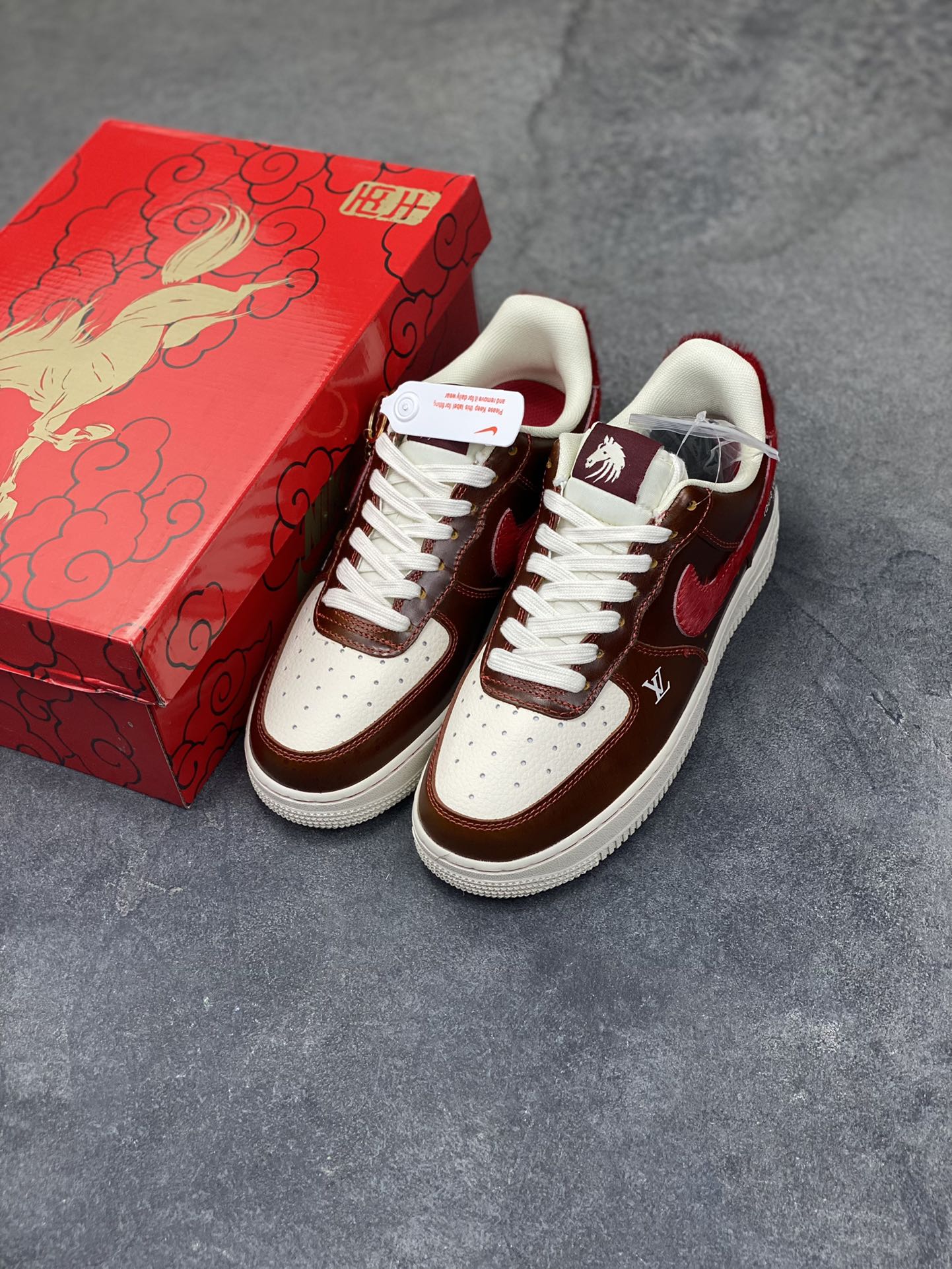 图片[8]-NIke Air Force 1 ‘07 Low “马年限定—复古棕咖赤红” 空军一号低帮 运动鞋 休闲鞋 折边针车 工艺难度大 原楦头原纸板 高端定制鞋盒 原厂鞋底 超高清洁度 细节完美 货号：FV3694-103 尺码：36 36.5 37.5 38 38.5 39 40 40.5 41 42 42.5 43 44 44.5 45-选品中心