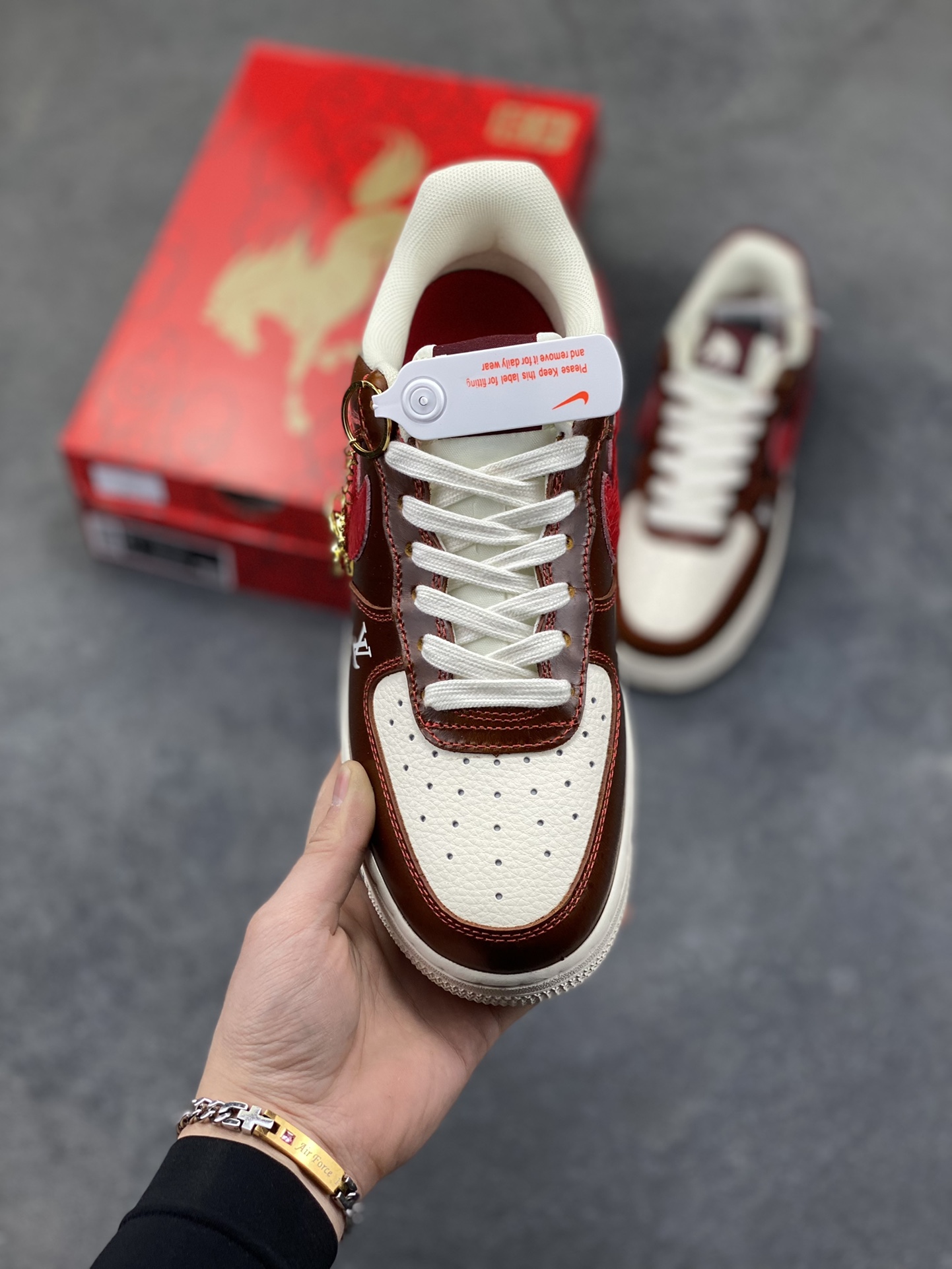 图片[2]-NIke Air Force 1 ‘07 Low “马年限定—复古棕咖赤红” 空军一号低帮 运动鞋 休闲鞋 折边针车 工艺难度大 原楦头原纸板 高端定制鞋盒 原厂鞋底 超高清洁度 细节完美 货号：FV3694-103 尺码：36 36.5 37.5 38 38.5 39 40 40.5 41 42 42.5 43 44 44.5 45-选品中心