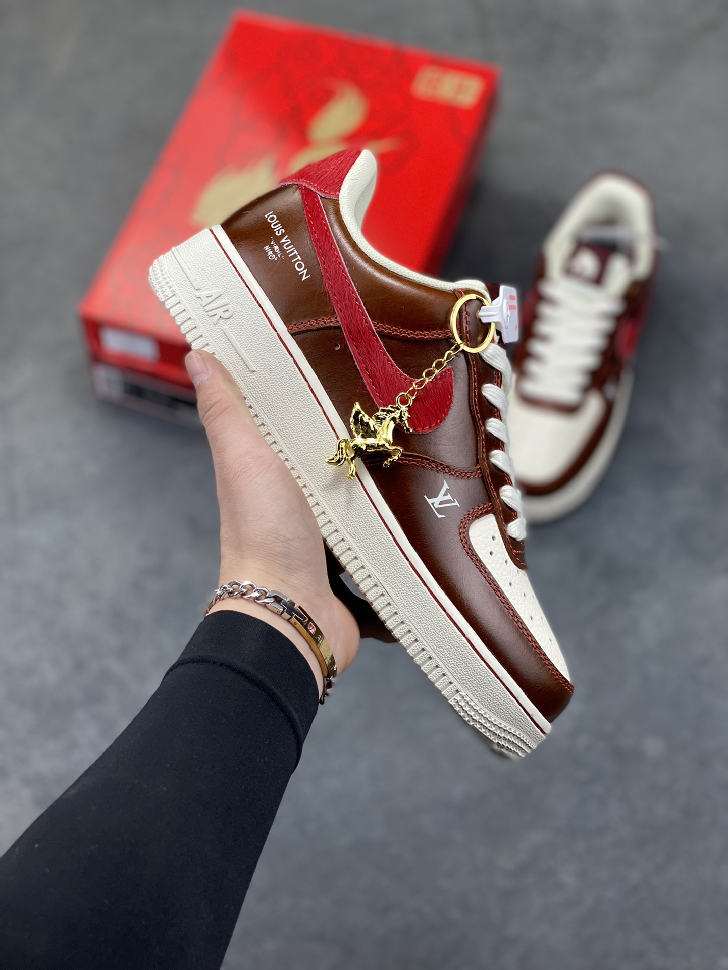 NIke Air Force 1 ‘07 Low “马年限定—复古棕咖赤红” 空军一号低帮 运动鞋 休闲鞋 折边针车 工艺难度大 原楦头原纸板 高端定制鞋盒 原厂鞋底 超高清洁度 细节完美 货号：FV3694-103 尺码：36 36.5 37.5 38 38.5 39 40 40.5 41 42 42.5 43 44 44.5 45-选品中心