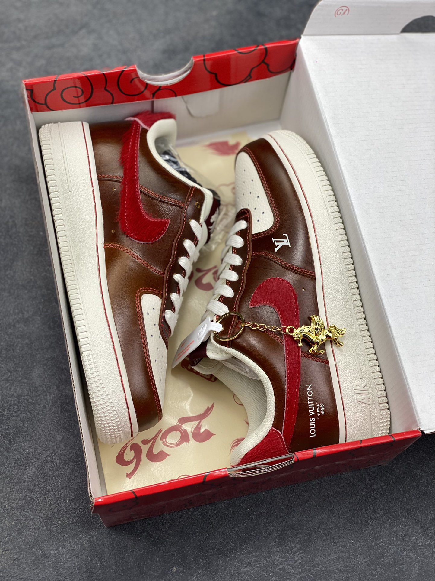 图片[9]-NIke Air Force 1 ‘07 Low “马年限定—复古棕咖赤红” 空军一号低帮 运动鞋 休闲鞋 折边针车 工艺难度大 原楦头原纸板 高端定制鞋盒 原厂鞋底 超高清洁度 细节完美 货号：FV3694-103 尺码：36 36.5 37.5 38 38.5 39 40 40.5 41 42 42.5 43 44 44.5 45-选品中心