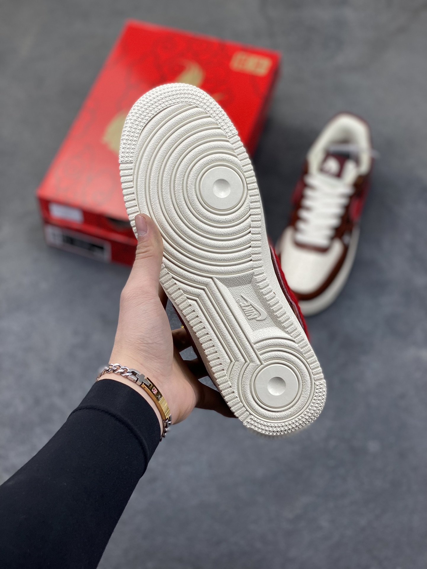 图片[5]-NIke Air Force 1 ‘07 Low “马年限定—复古棕咖赤红” 空军一号低帮 运动鞋 休闲鞋 折边针车 工艺难度大 原楦头原纸板 高端定制鞋盒 原厂鞋底 超高清洁度 细节完美 货号：FV3694-103 尺码：36 36.5 37.5 38 38.5 39 40 40.5 41 42 42.5 43 44 44.5 45-选品中心