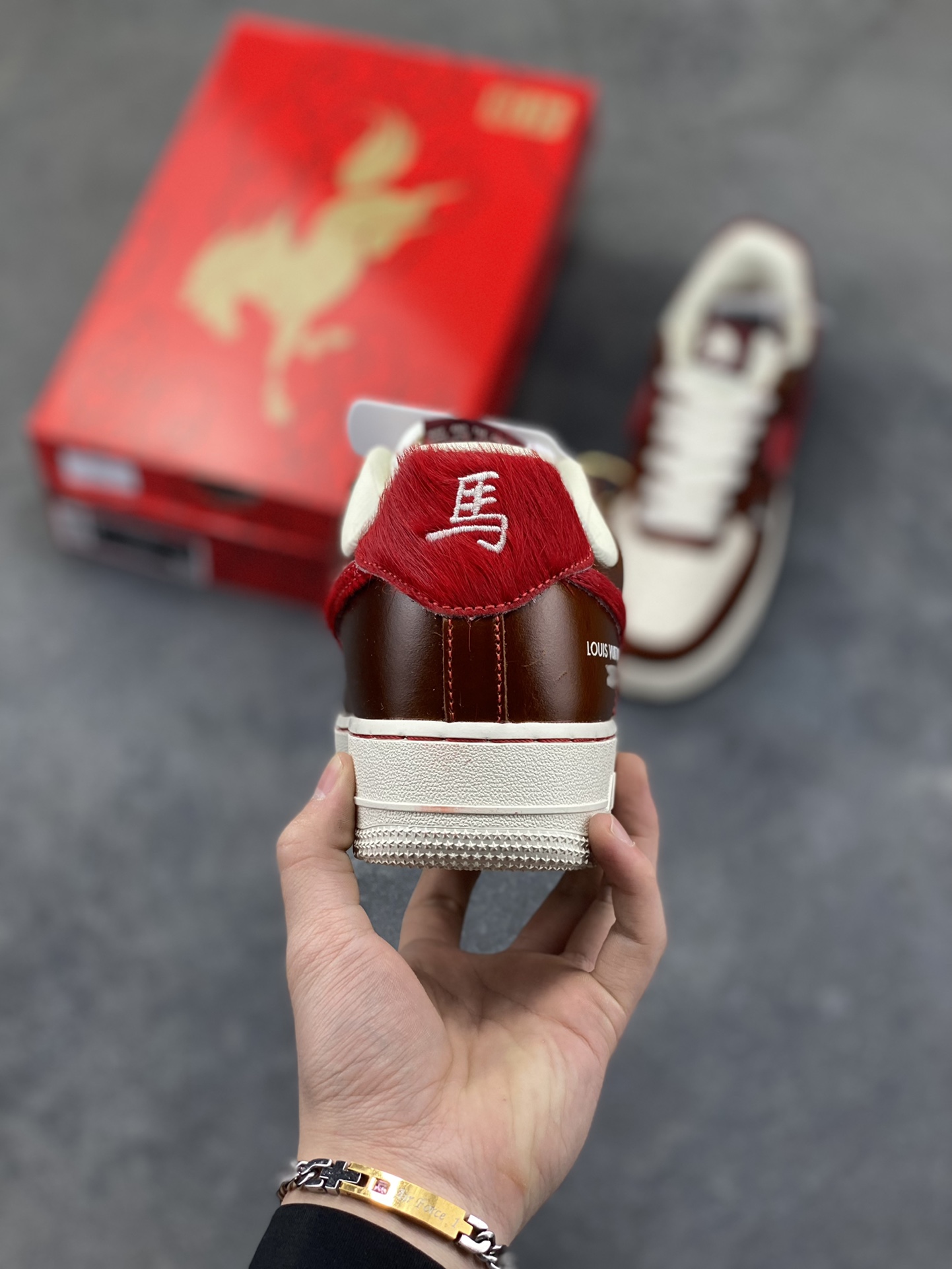 图片[4]-NIke Air Force 1 ‘07 Low “马年限定—复古棕咖赤红” 空军一号低帮 运动鞋 休闲鞋 折边针车 工艺难度大 原楦头原纸板 高端定制鞋盒 原厂鞋底 超高清洁度 细节完美 货号：FV3694-103 尺码：36 36.5 37.5 38 38.5 39 40 40.5 41 42 42.5 43 44 44.5 45-选品中心