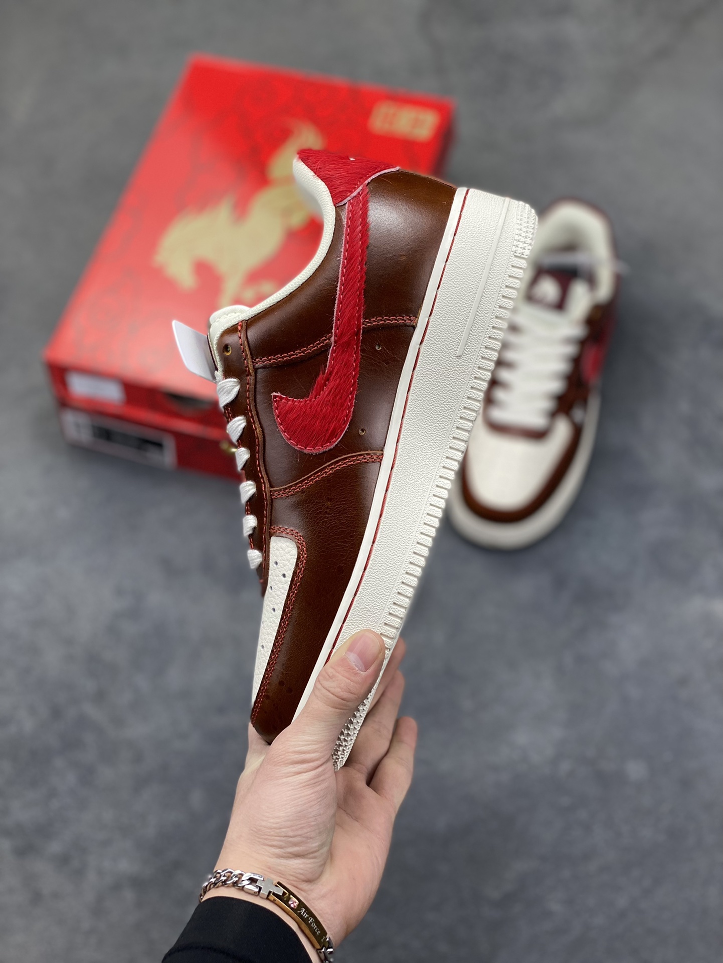 图片[3]-NIke Air Force 1 ‘07 Low “马年限定—复古棕咖赤红” 空军一号低帮 运动鞋 休闲鞋 折边针车 工艺难度大 原楦头原纸板 高端定制鞋盒 原厂鞋底 超高清洁度 细节完美 货号：FV3694-103 尺码：36 36.5 37.5 38 38.5 39 40 40.5 41 42 42.5 43 44 44.5 45-选品中心