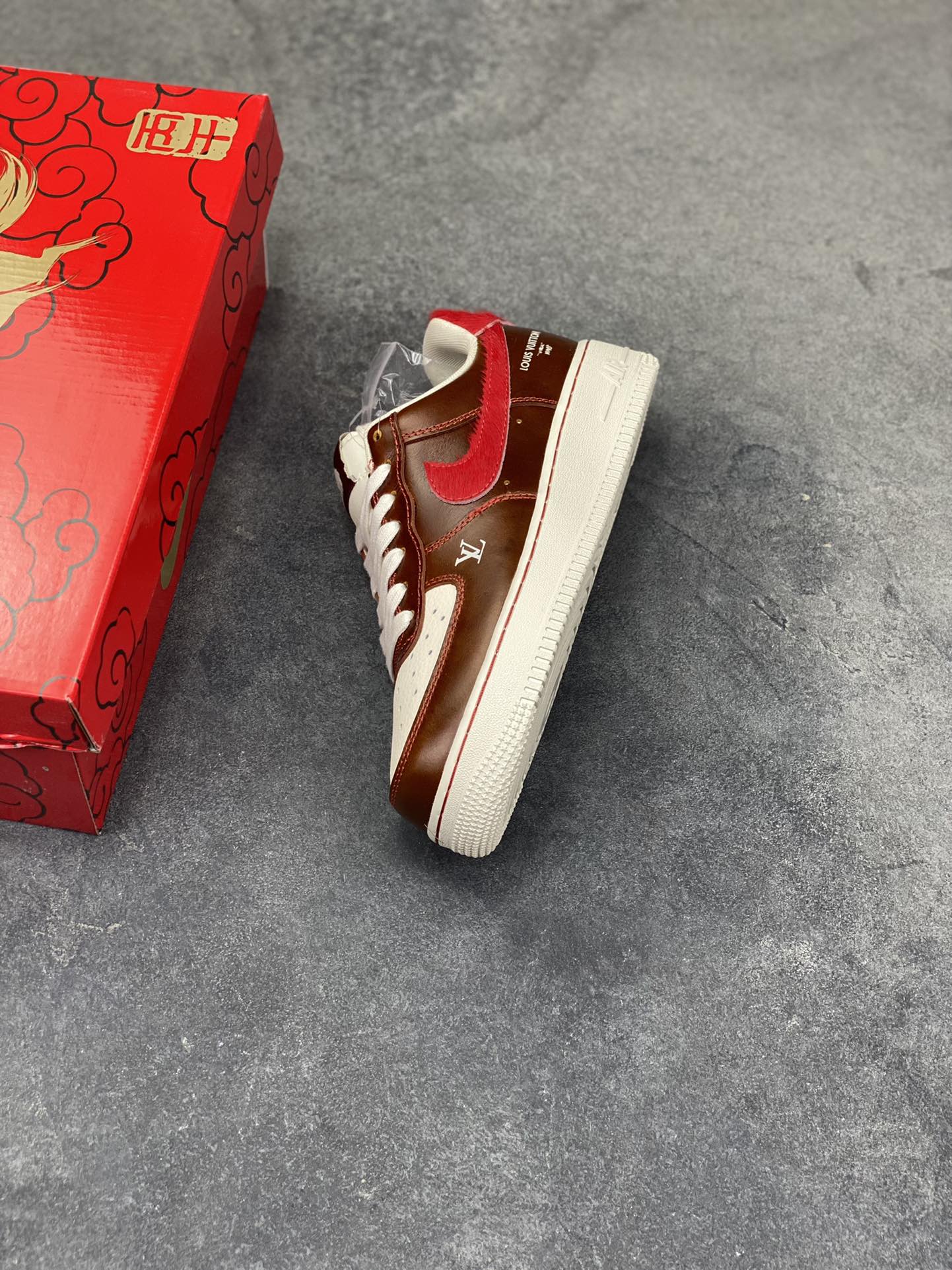 图片[7]-NIke Air Force 1 ‘07 Low “马年限定—复古棕咖赤红” 空军一号低帮 运动鞋 休闲鞋 折边针车 工艺难度大 原楦头原纸板 高端定制鞋盒 原厂鞋底 超高清洁度 细节完美 货号：FV3694-103 尺码：36 36.5 37.5 38 38.5 39 40 40.5 41 42 42.5 43 44 44.5 45-选品中心
