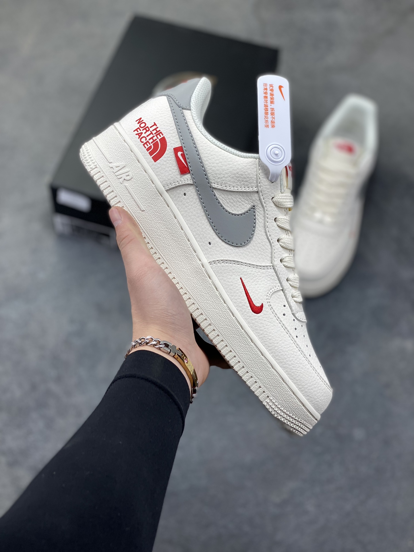 NIke Air Force 1 ‘07 Low “北面联名——米灰红标”空军一号 低帮 运动鞋 休闲鞋 折边针车 工艺难度大 原楦头原纸板 原装鞋盒 定制五金配件 内置全掌气垫 原厂鞋底 货号：MM3399-802 尺码：36 36.5 37.5 38 38.5 39 40 40.5 41 42 42.5 43 44 44.5 45-选品中心