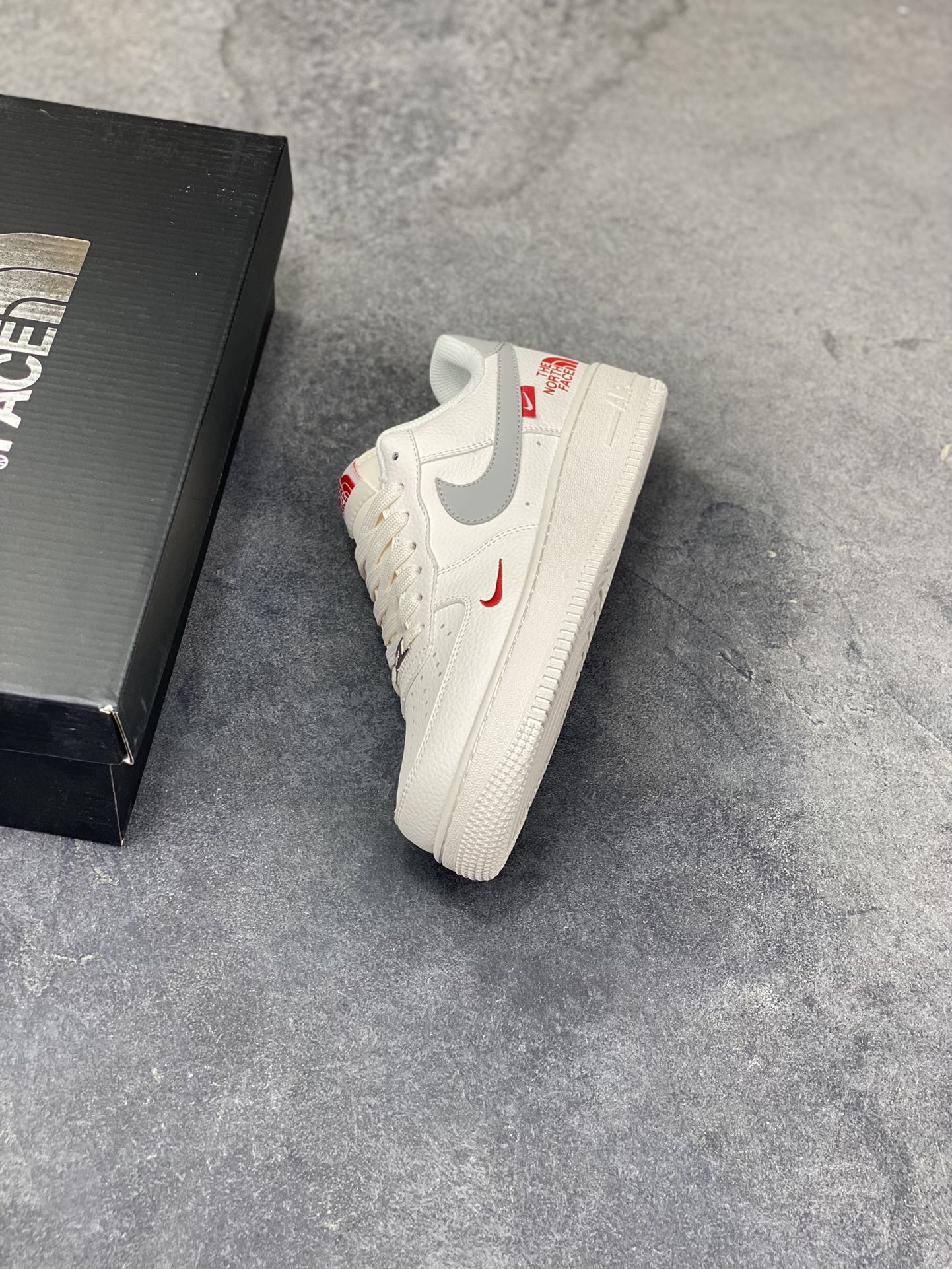 图片[7]-NIke Air Force 1 ‘07 Low “北面联名——米灰红标”空军一号 低帮 运动鞋 休闲鞋 折边针车 工艺难度大 原楦头原纸板 原装鞋盒 定制五金配件 内置全掌气垫 原厂鞋底 货号：MM3399-802 尺码：36 36.5 37.5 38 38.5 39 40 40.5 41 42 42.5 43 44 44.5 45-选品中心