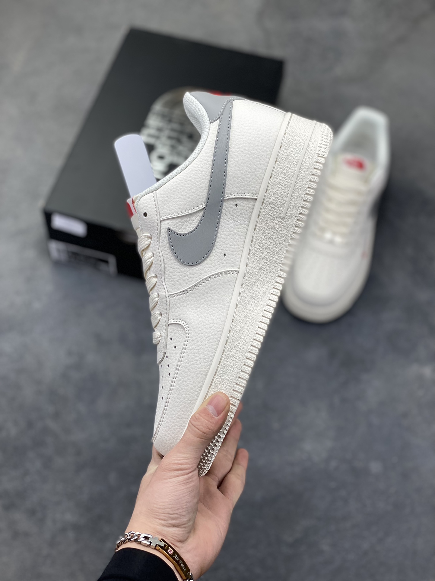 图片[3]-NIke Air Force 1 ‘07 Low “北面联名——米灰红标”空军一号 低帮 运动鞋 休闲鞋 折边针车 工艺难度大 原楦头原纸板 原装鞋盒 定制五金配件 内置全掌气垫 原厂鞋底 货号：MM3399-802 尺码：36 36.5 37.5 38 38.5 39 40 40.5 41 42 42.5 43 44 44.5 45-选品中心
