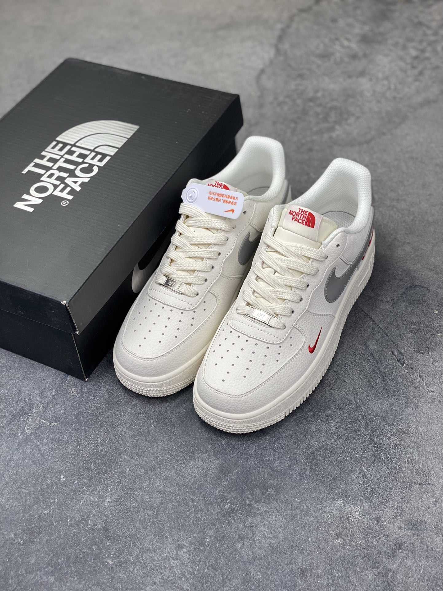 图片[8]-NIke Air Force 1 ‘07 Low “北面联名——米灰红标”空军一号 低帮 运动鞋 休闲鞋 折边针车 工艺难度大 原楦头原纸板 原装鞋盒 定制五金配件 内置全掌气垫 原厂鞋底 货号：MM3399-802 尺码：36 36.5 37.5 38 38.5 39 40 40.5 41 42 42.5 43 44 44.5 45-选品中心