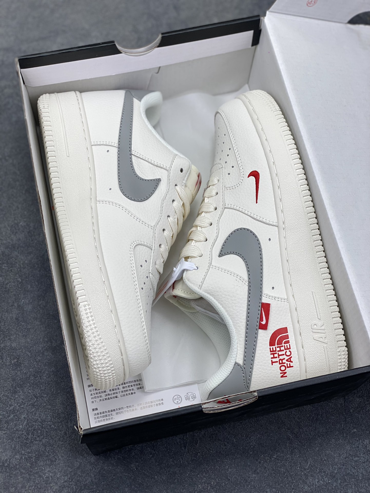 图片[9]-NIke Air Force 1 ‘07 Low “北面联名——米灰红标”空军一号 低帮 运动鞋 休闲鞋 折边针车 工艺难度大 原楦头原纸板 原装鞋盒 定制五金配件 内置全掌气垫 原厂鞋底 货号：MM3399-802 尺码：36 36.5 37.5 38 38.5 39 40 40.5 41 42 42.5 43 44 44.5 45-选品中心