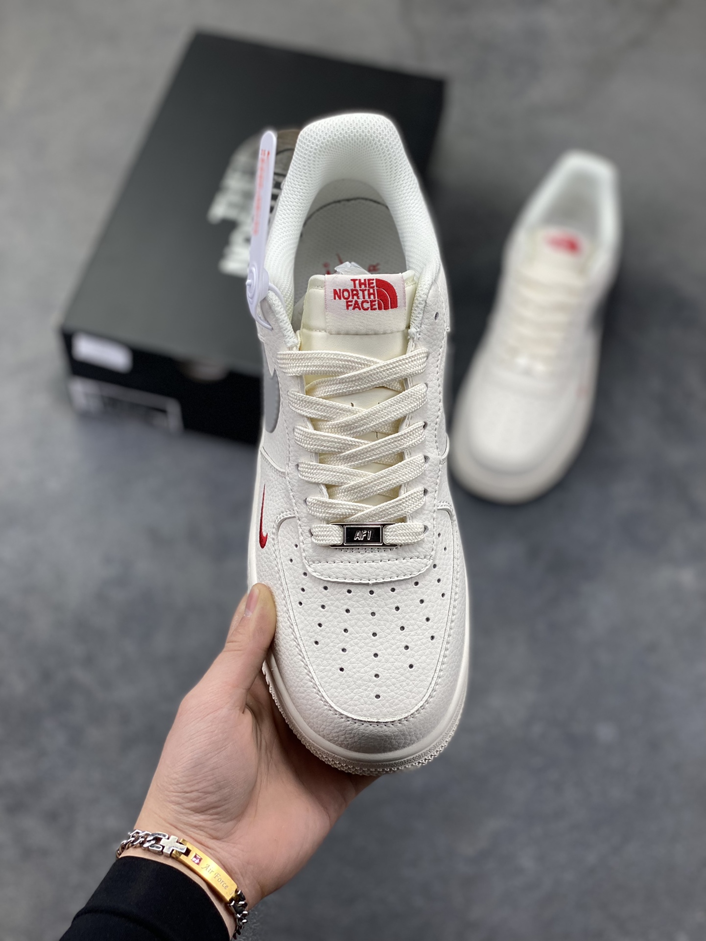 图片[2]-NIke Air Force 1 ‘07 Low “北面联名——米灰红标”空军一号 低帮 运动鞋 休闲鞋 折边针车 工艺难度大 原楦头原纸板 原装鞋盒 定制五金配件 内置全掌气垫 原厂鞋底 货号：MM3399-802 尺码：36 36.5 37.5 38 38.5 39 40 40.5 41 42 42.5 43 44 44.5 45-选品中心