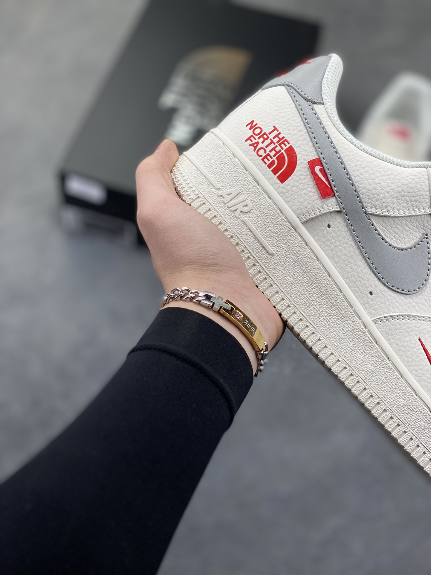 图片[6]-NIke Air Force 1 ‘07 Low “北面联名——米灰红标”空军一号 低帮 运动鞋 休闲鞋 折边针车 工艺难度大 原楦头原纸板 原装鞋盒 定制五金配件 内置全掌气垫 原厂鞋底 货号：MM3399-802 尺码：36 36.5 37.5 38 38.5 39 40 40.5 41 42 42.5 43 44 44.5 45-选品中心