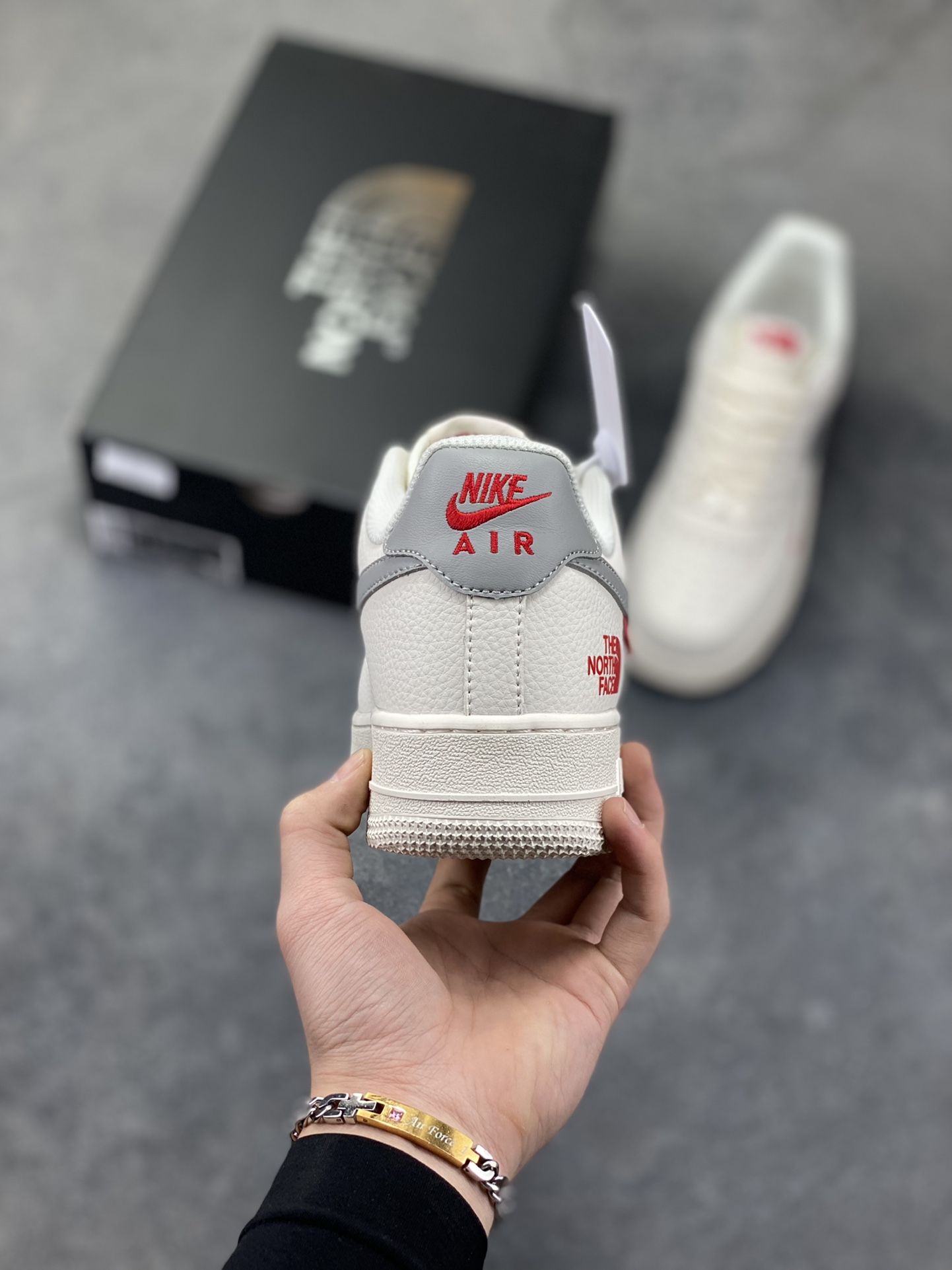 图片[4]-NIke Air Force 1 ‘07 Low “北面联名——米灰红标”空军一号 低帮 运动鞋 休闲鞋 折边针车 工艺难度大 原楦头原纸板 原装鞋盒 定制五金配件 内置全掌气垫 原厂鞋底 货号：MM3399-802 尺码：36 36.5 37.5 38 38.5 39 40 40.5 41 42 42.5 43 44 44.5 45-选品中心