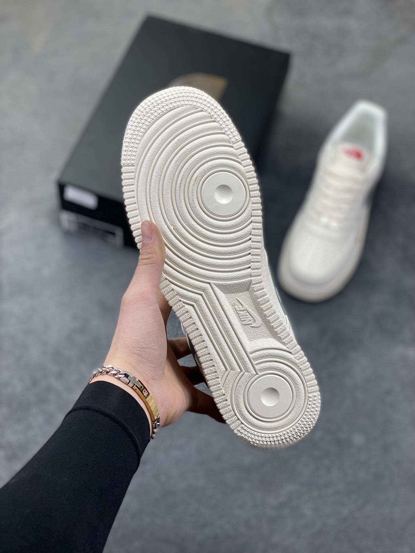 图片[5]-NIke Air Force 1 ‘07 Low “北面联名——米灰红标”空军一号 低帮 运动鞋 休闲鞋 折边针车 工艺难度大 原楦头原纸板 原装鞋盒 定制五金配件 内置全掌气垫 原厂鞋底 货号：MM3399-802 尺码：36 36.5 37.5 38 38.5 39 40 40.5 41 42 42.5 43 44 44.5 45-选品中心