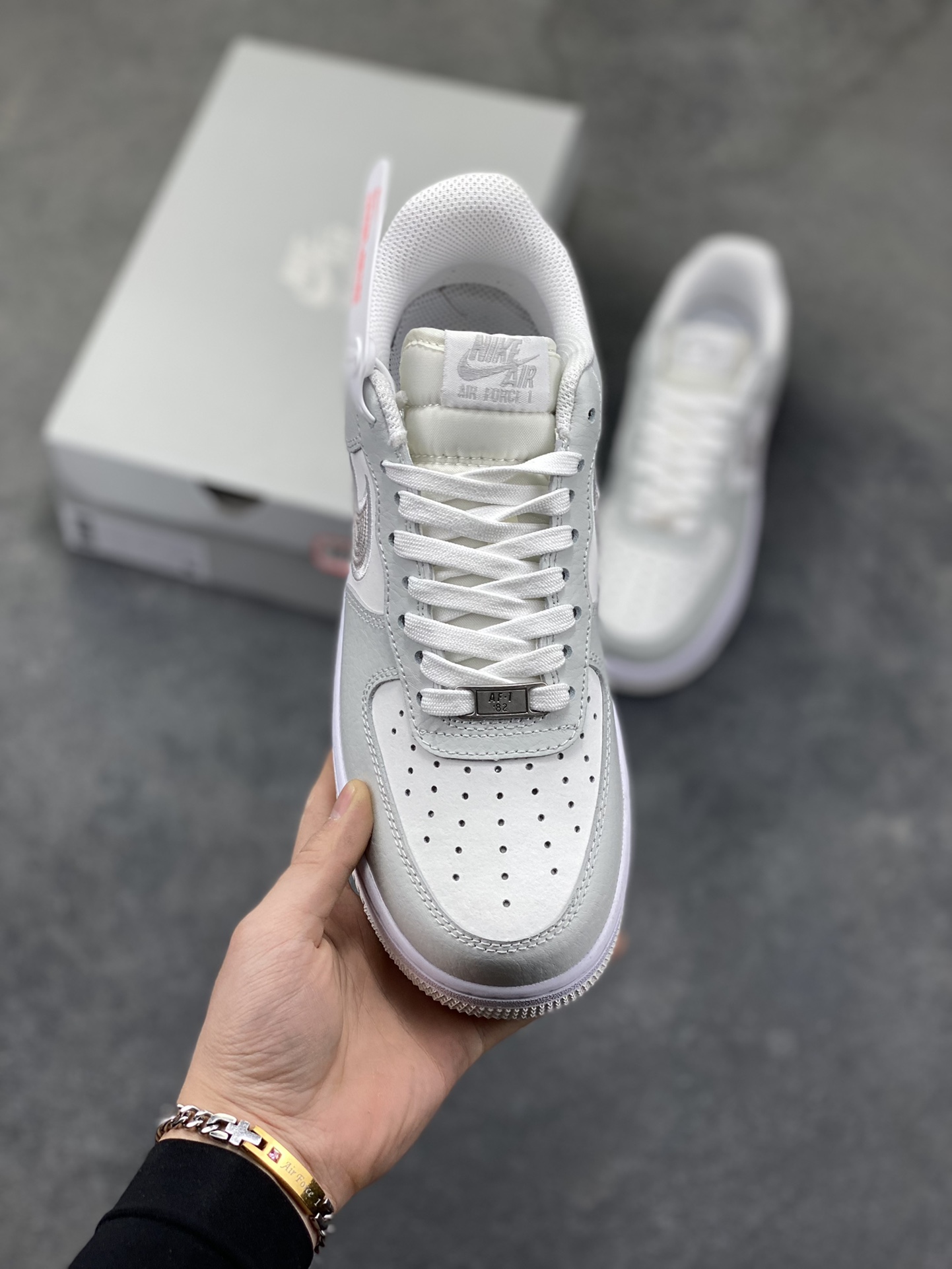 图片[2]-NIke Air Force 1 ‘07 Low 空军一号低帮 运动鞋 休闲鞋 折边针车 工艺难度大 原楦头原纸板 原装鞋盒 定制五金配件 内置全掌气垫 原厂鞋底 货号：IB4642-100 尺码：36 36.5 37.5 38 38.5 39 40 40.5 41 42 42.5 43 44 44.5 45-选品中心
