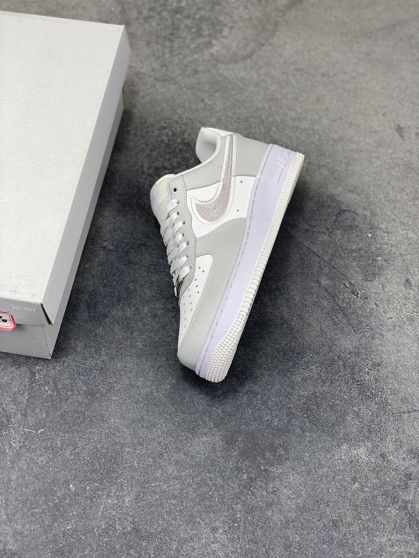 图片[7]-NIke Air Force 1 ‘07 Low 空军一号低帮 运动鞋 休闲鞋 折边针车 工艺难度大 原楦头原纸板 原装鞋盒 定制五金配件 内置全掌气垫 原厂鞋底 货号：IB4642-100 尺码：36 36.5 37.5 38 38.5 39 40 40.5 41 42 42.5 43 44 44.5 45-选品中心