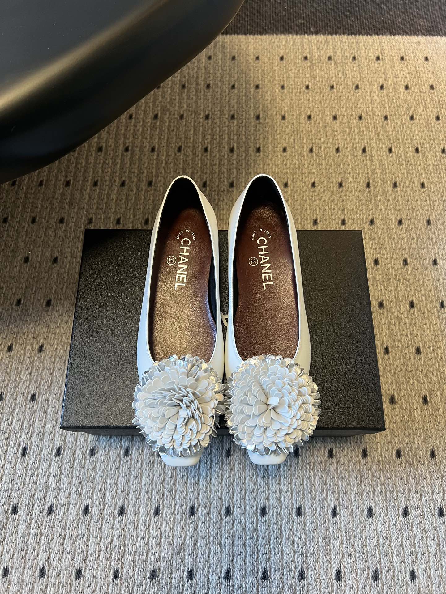 NO:705855,Top quality Chan*26ss early spring new three-dimensional camellia decorated flat shoes. The toe is decorated with Chanel's iconic camellia shape, and the brand logo is printed on the lining and tongue. It combines the brand's classic symbols with the shoe design, making it highly recognizable.  The shallow ballet shoe shape of the flat shoes fits the shape of the foot and is lighter for daily wear. The camellia decoration adds exquisite details to the simple shoe shape. It is suitable for daily casual and French simple wear. Whether it is paired with a skirt or trousers, it can create an elegant French light luxury style. Sheepskin upper, sheepskin lining, leather outsole, 1cm higher  size 35-41 (customized sizes 40 and 41 are not returnable), single shoes, chanel, chanel, flats, skirts, sheepskin, Leather soles19860909顶级品质 Chan*26ss早春新款立体山茶花装饰平底单鞋 鞋头处装饰香奈儿标志性的山茶花造型,内里与鞋舌印有品牌标识,将品牌经典符号与鞋履设计结合,辨识度极高. 平底鞋的浅口芭蕾鞋型贴合脚型,日常穿着更轻便,山茶花装饰则为简约鞋型增添了精致细节.适配日常休闲、法式简约穿搭,无论是搭配裙装还是裤装,都能营造出优雅的法式轻奢风格. 鞋面羊皮 内里羊皮 大底真皮大底 增高1cm size35-41码（40、41码定制不退换）,单鞋,chanel,chanel,flats,skirts,sheepskin,Leather soles,Women's Shoes