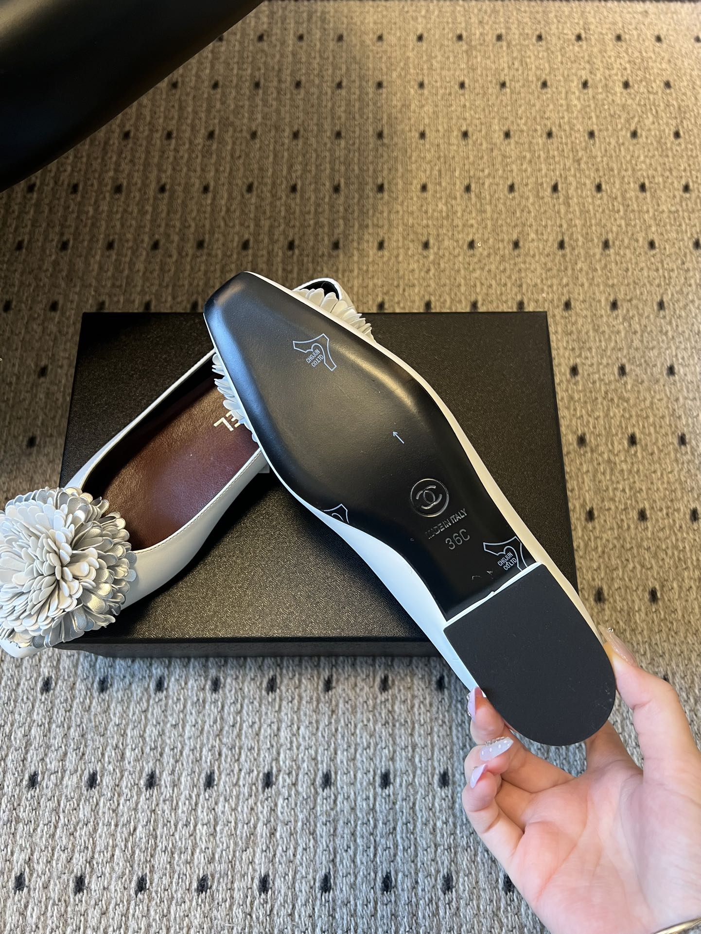 Chane*26ss早春新款立体山茶花装饰平底单鞋鞋头处装饰香奈儿标志性的山茶花造型，内里与鞋舌印有品牌