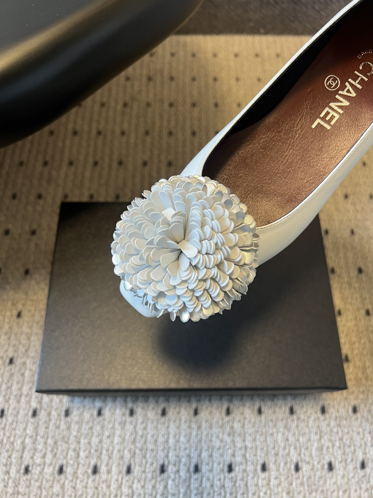 Chane*26ss早春新款立体山茶花装饰平底单鞋鞋头处装饰香奈儿标志性的山茶花造型，内里与鞋舌印有品牌