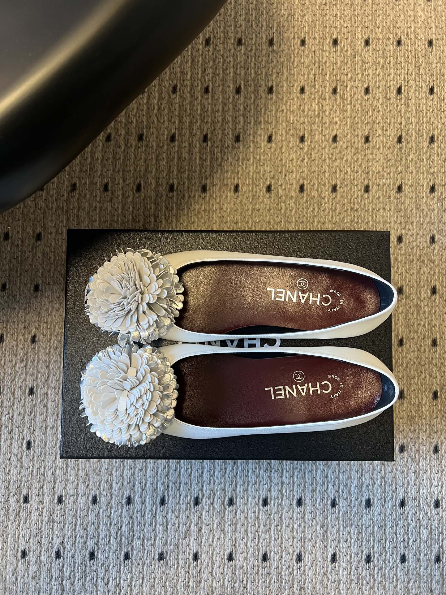 Chane*26ss早春新款立体山茶花装饰平底单鞋鞋头处装饰香奈儿标志性的山茶花造型，内里与鞋舌印有品牌