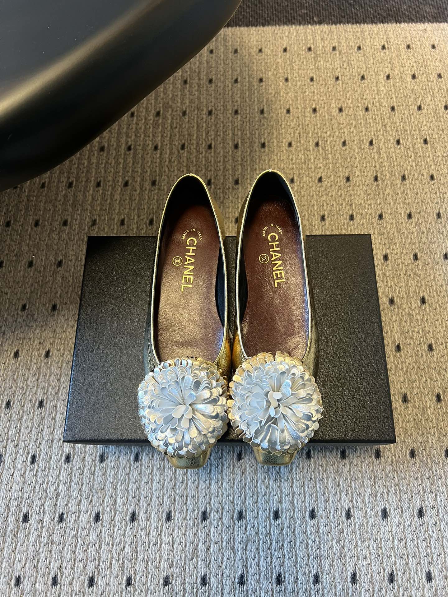 Chane*26ss早春新款立体山茶花装饰平底单鞋鞋头处装饰香奈儿标志性的山茶花造型，内里与鞋舌印有品牌
