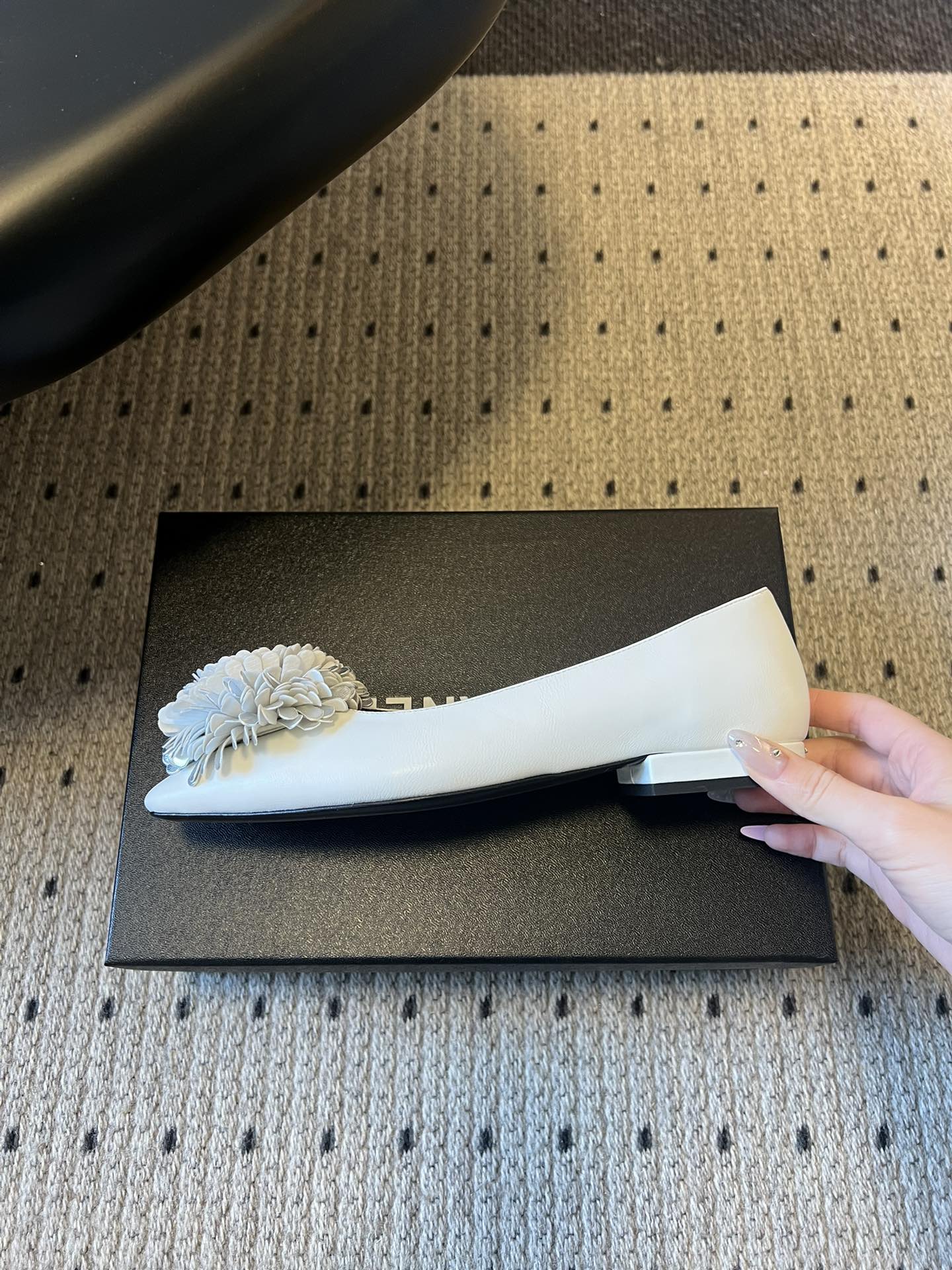 Chane*26ss早春新款立体山茶花装饰平底单鞋鞋头处装饰香奈儿标志性的山茶花造型，内里与鞋舌印有品牌