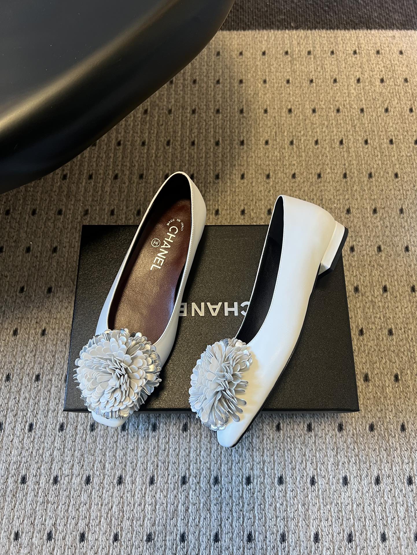 Chane*26ss早春新款立体山茶花装饰平底单鞋鞋头处装饰香奈儿标志性的山茶花造型，内里与鞋舌印有品牌