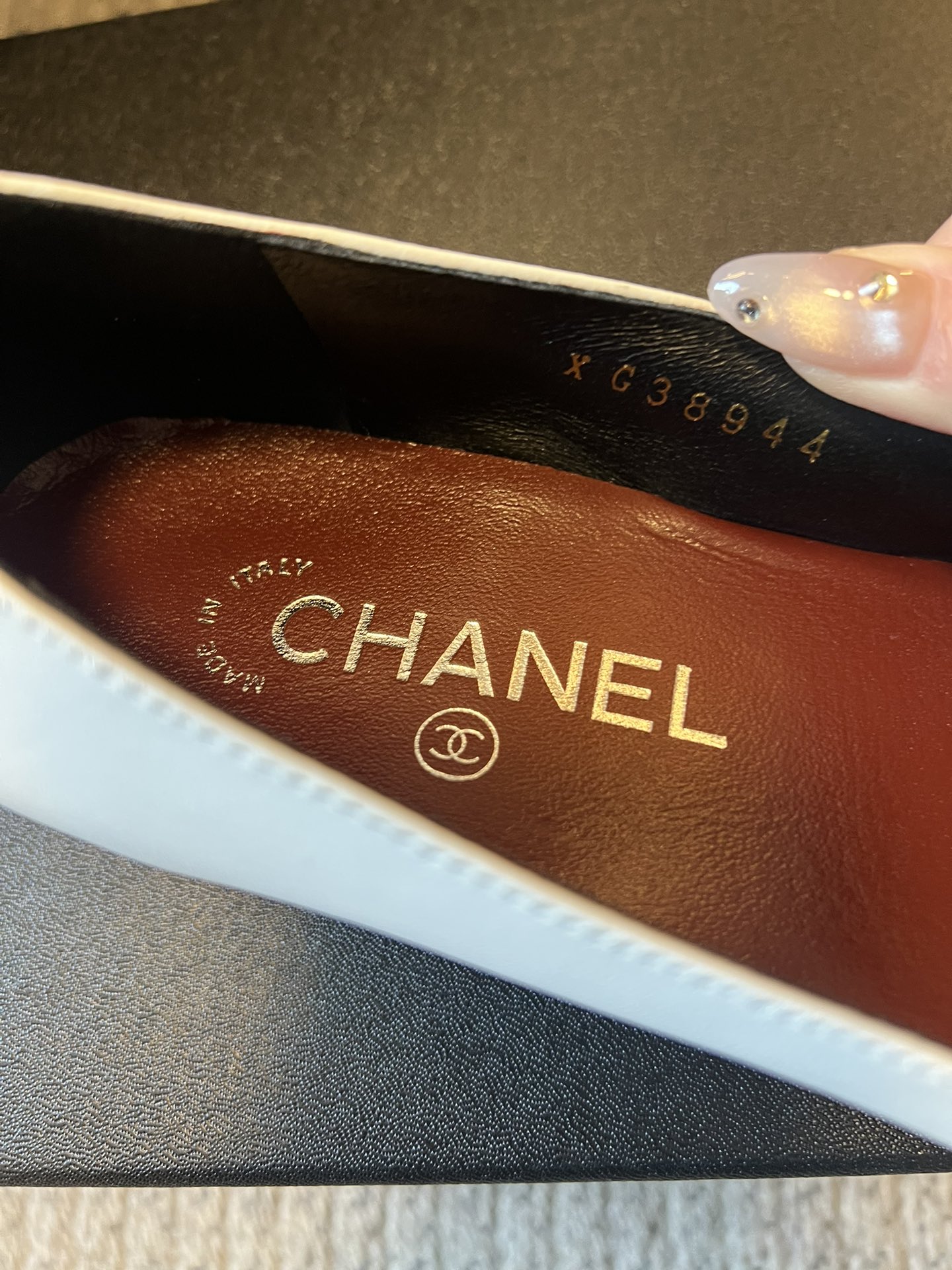 Chane*26ss早春新款立体山茶花装饰平底单鞋鞋头处装饰香奈儿标志性的山茶花造型，内里与鞋舌印有品牌