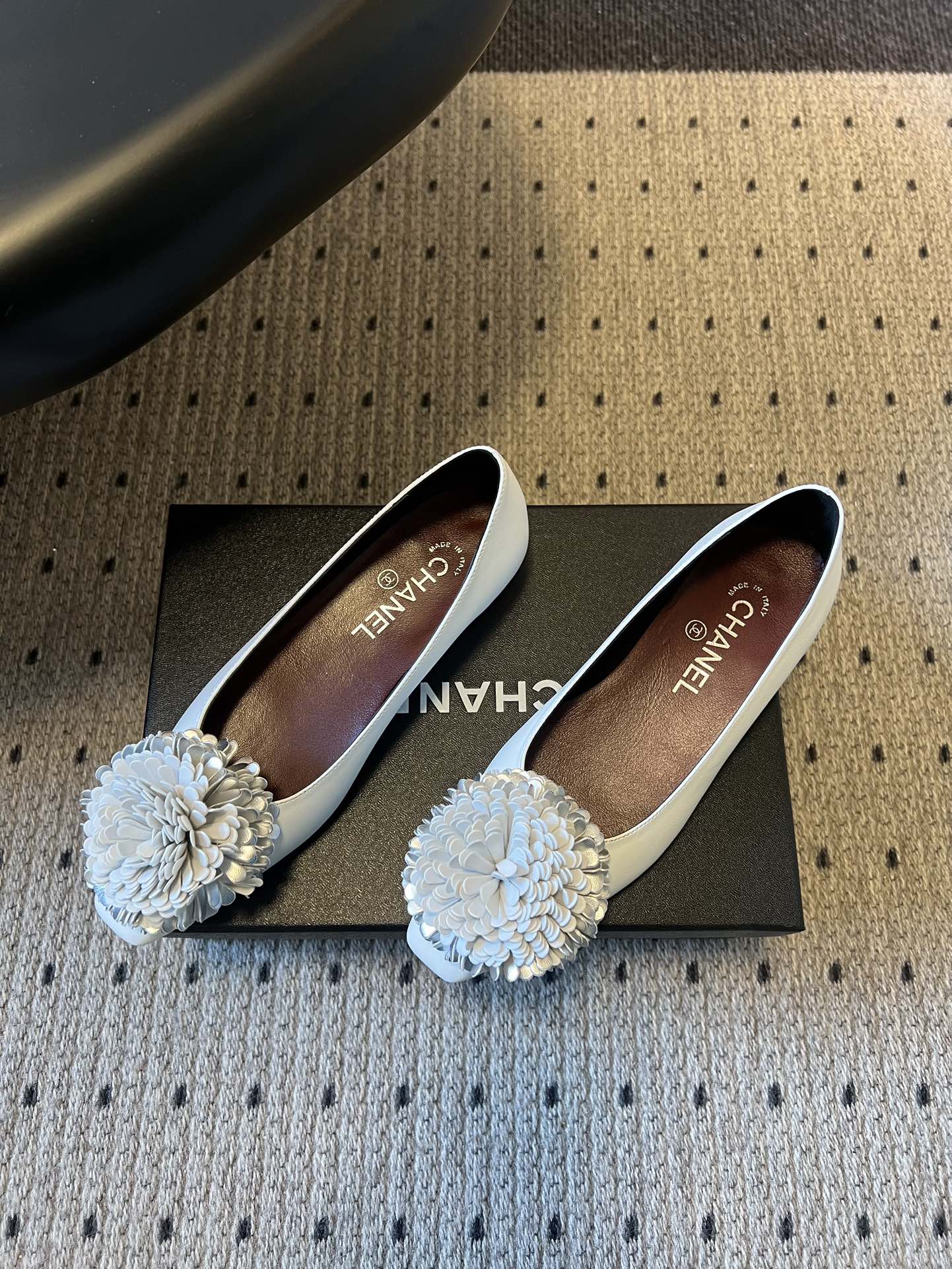 Chane*26ss早春新款立体山茶花装饰平底单鞋鞋头处装饰香奈儿标志性的山茶花造型，内里与鞋舌印有品牌