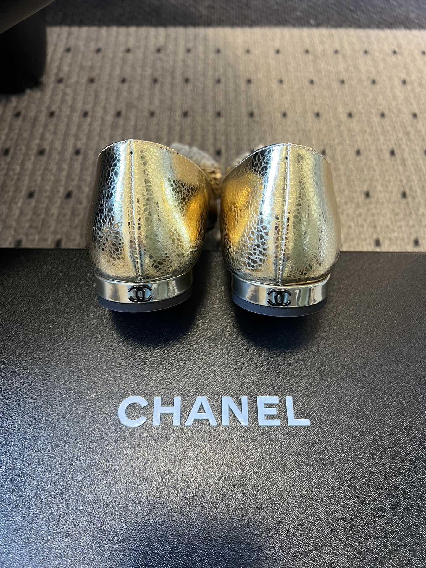 Chane*26ss早春新款立体山茶花装饰平底单鞋鞋头处装饰香奈儿标志性的山茶花造型，内里与鞋舌印有品牌