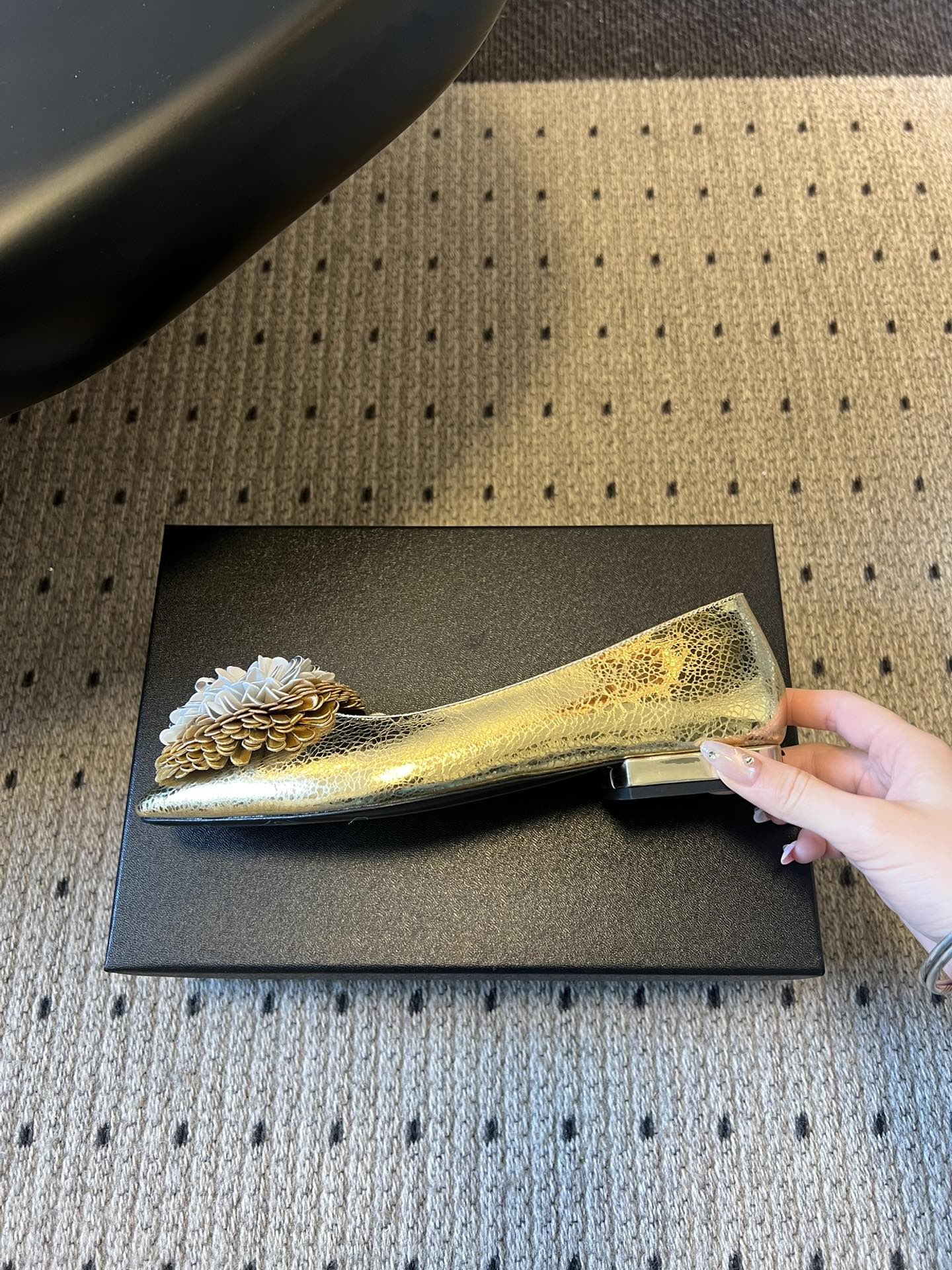 Chane*26ss早春新款立体山茶花装饰平底单鞋鞋头处装饰香奈儿标志性的山茶花造型，内里与鞋舌印有品牌