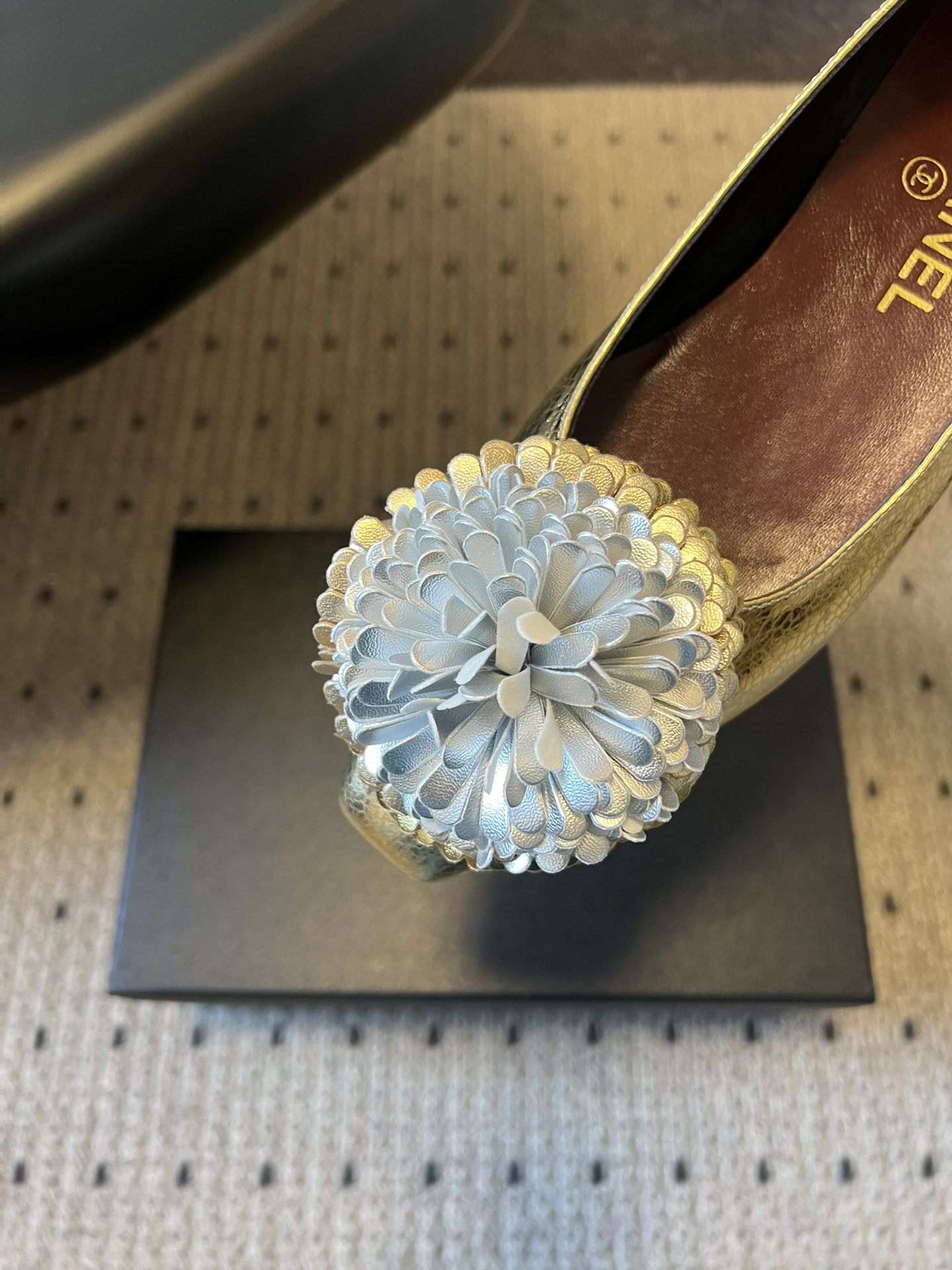 Chane*26ss早春新款立体山茶花装饰平底单鞋鞋头处装饰香奈儿标志性的山茶花造型，内里与鞋舌印有品牌