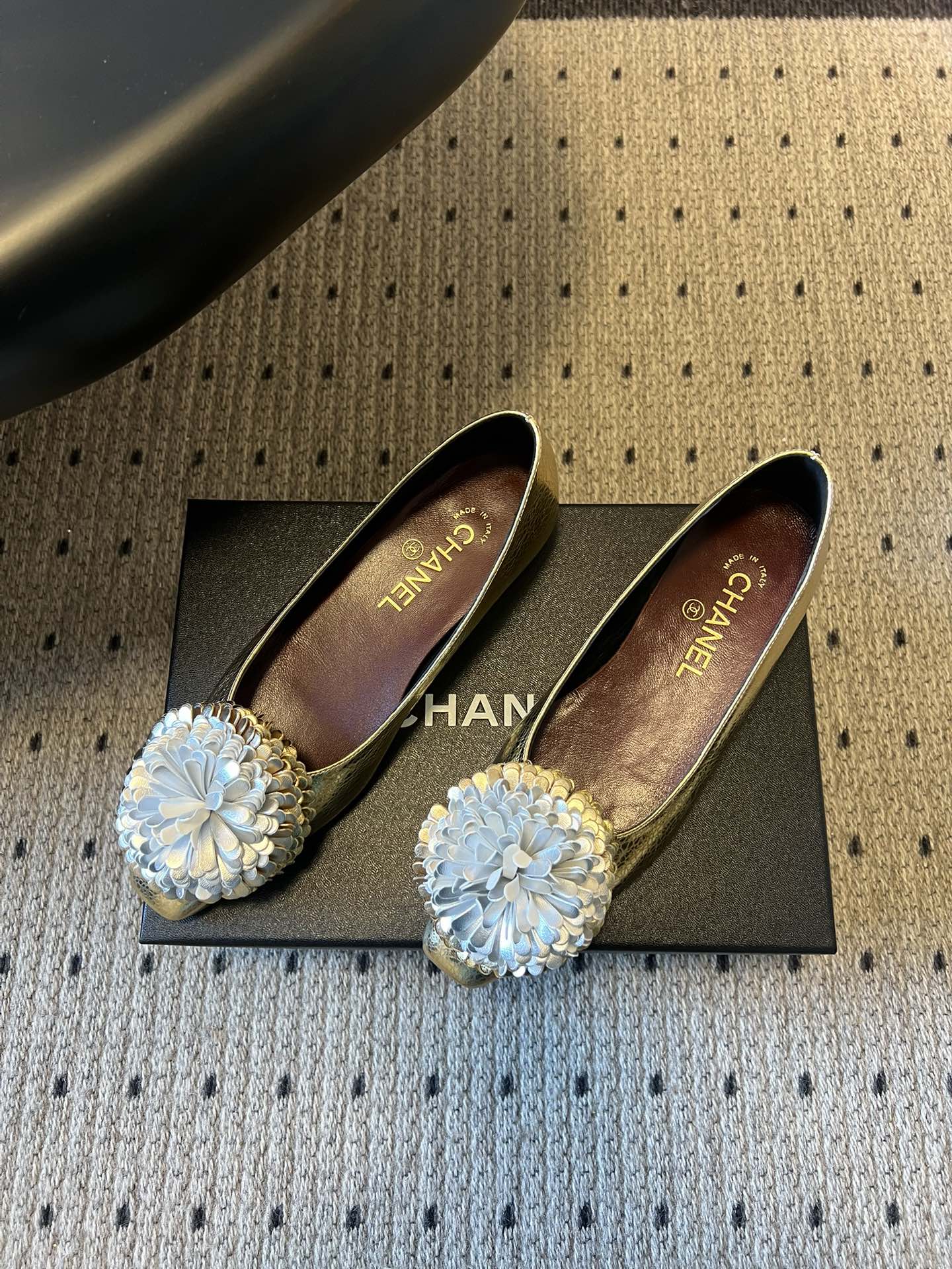 Chane*26ss早春新款立体山茶花装饰平底单鞋鞋头处装饰香奈儿标志性的山茶花造型，内里与鞋舌印有品牌