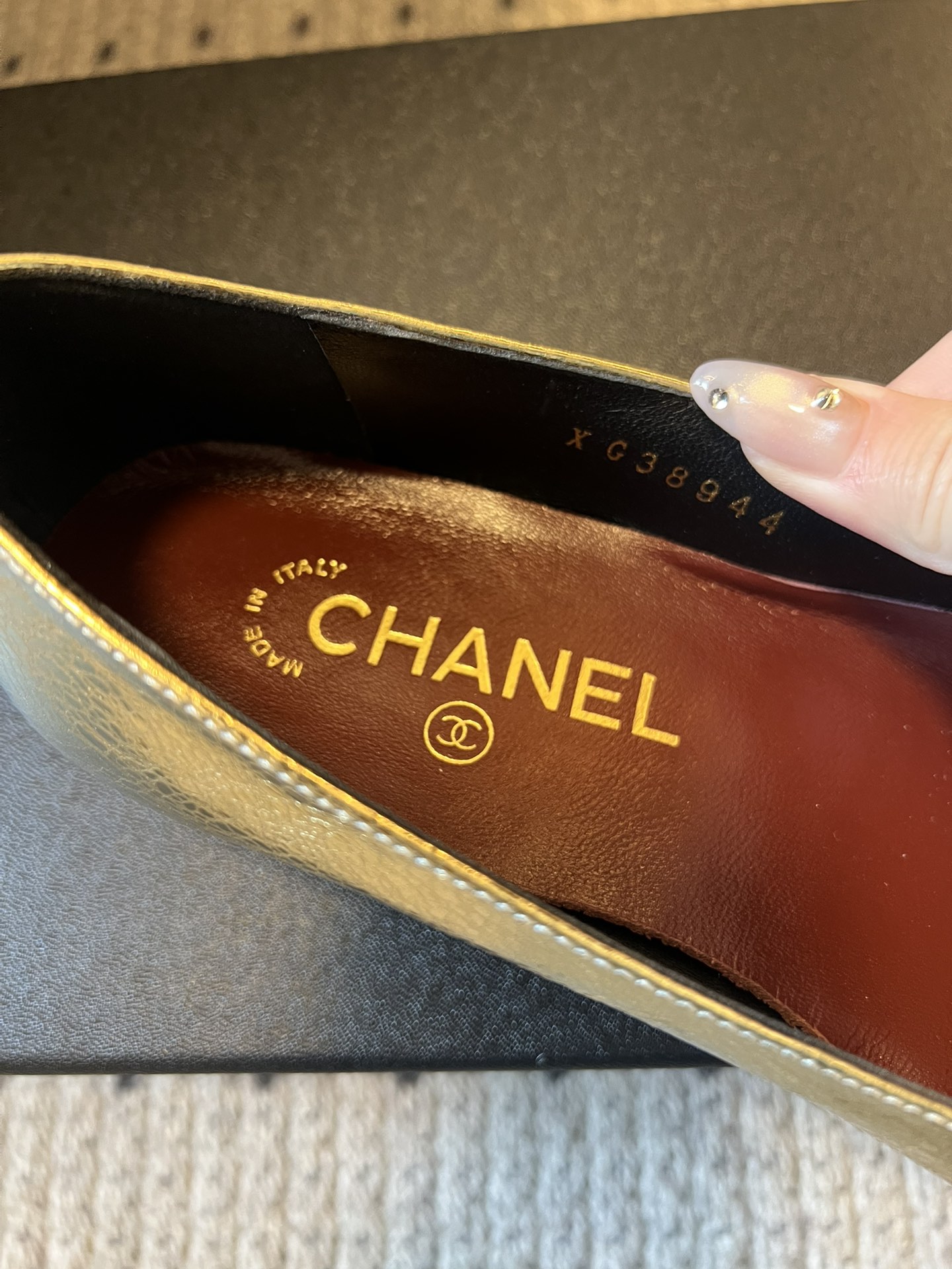 Chane*26ss早春新款立体山茶花装饰平底单鞋鞋头处装饰香奈儿标志性的山茶花造型，内里与鞋舌印有品牌