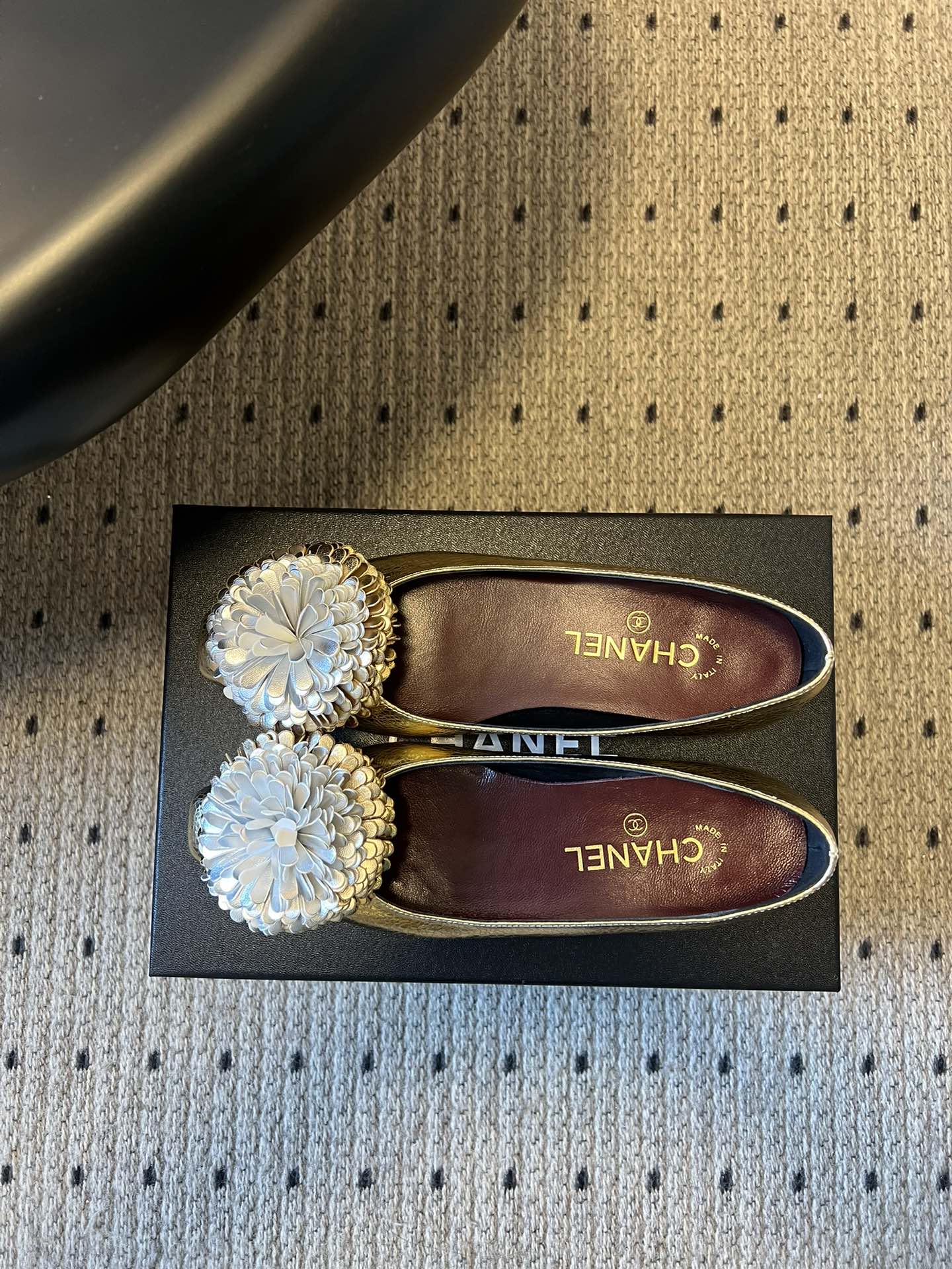 Chane*26ss早春新款立体山茶花装饰平底单鞋鞋头处装饰香奈儿标志性的山茶花造型，内里与鞋舌印有品牌