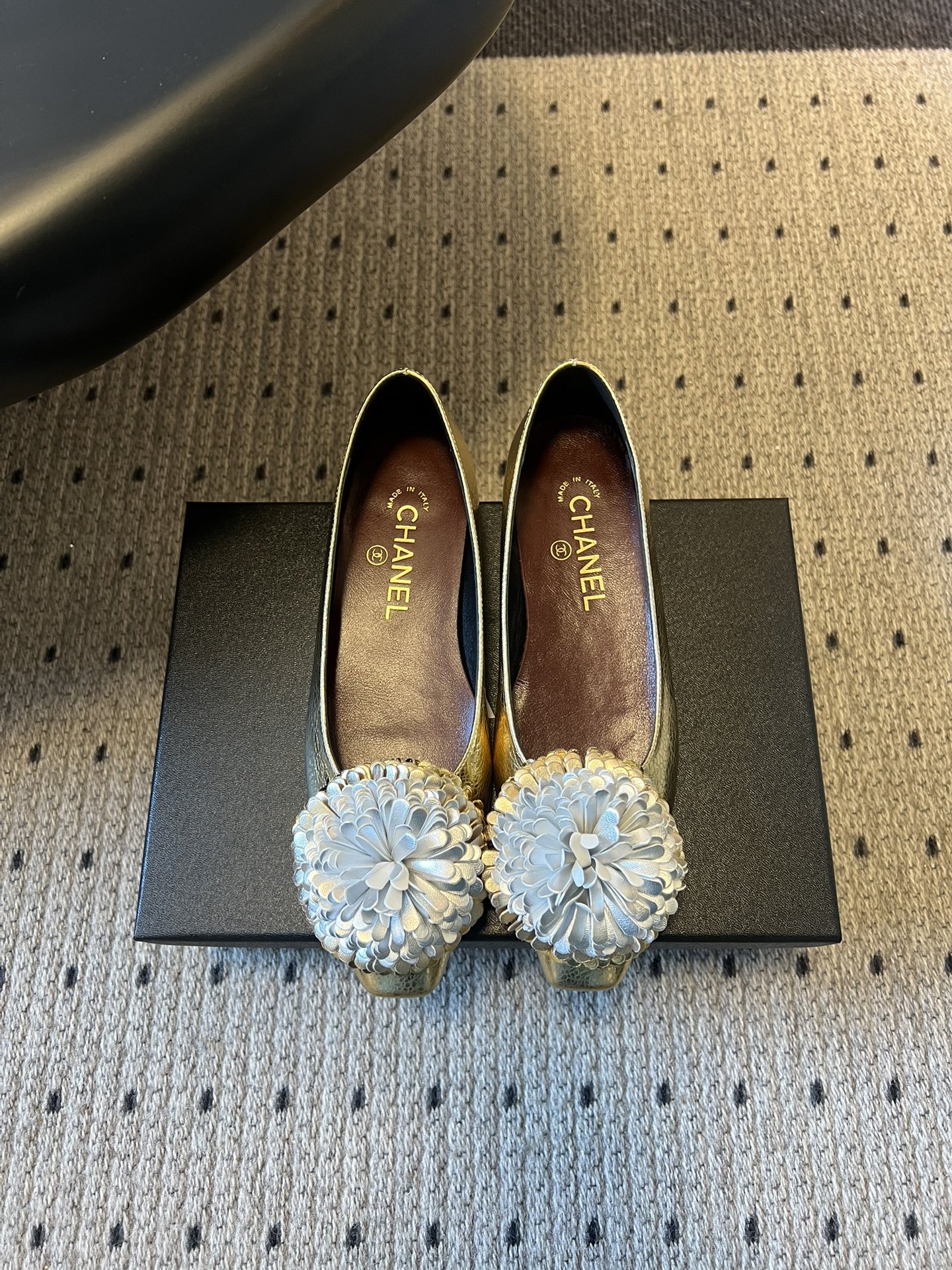 Chane*26ss早春新款立体山茶花装饰平底单鞋鞋头处装饰香奈儿标志性的山茶花造型，内里与鞋舌印有品牌