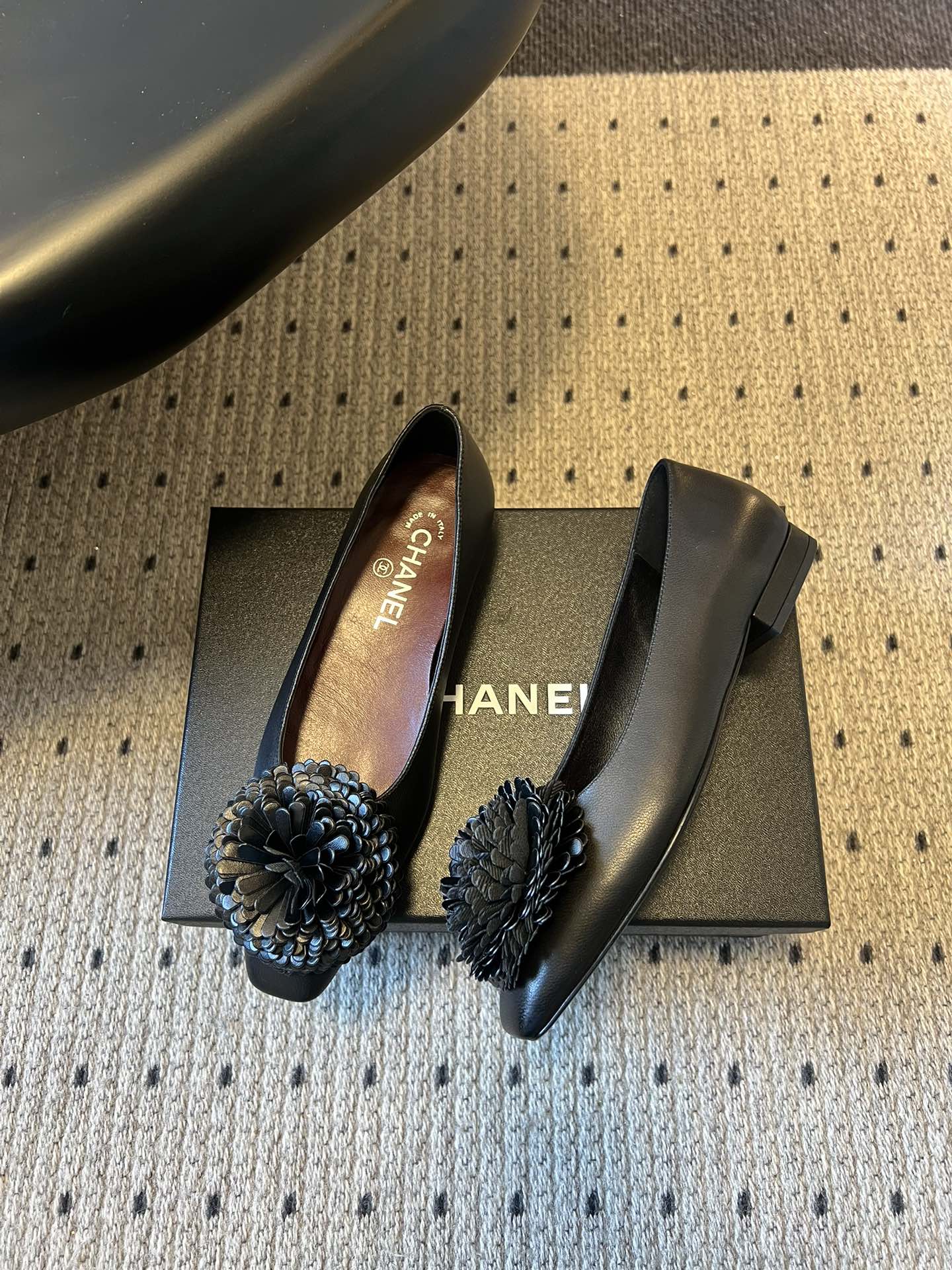 Chane*26ss早春新款立体山茶花装饰平底单鞋鞋头处装饰香奈儿标志性的山茶花造型，内里与鞋舌印有品牌