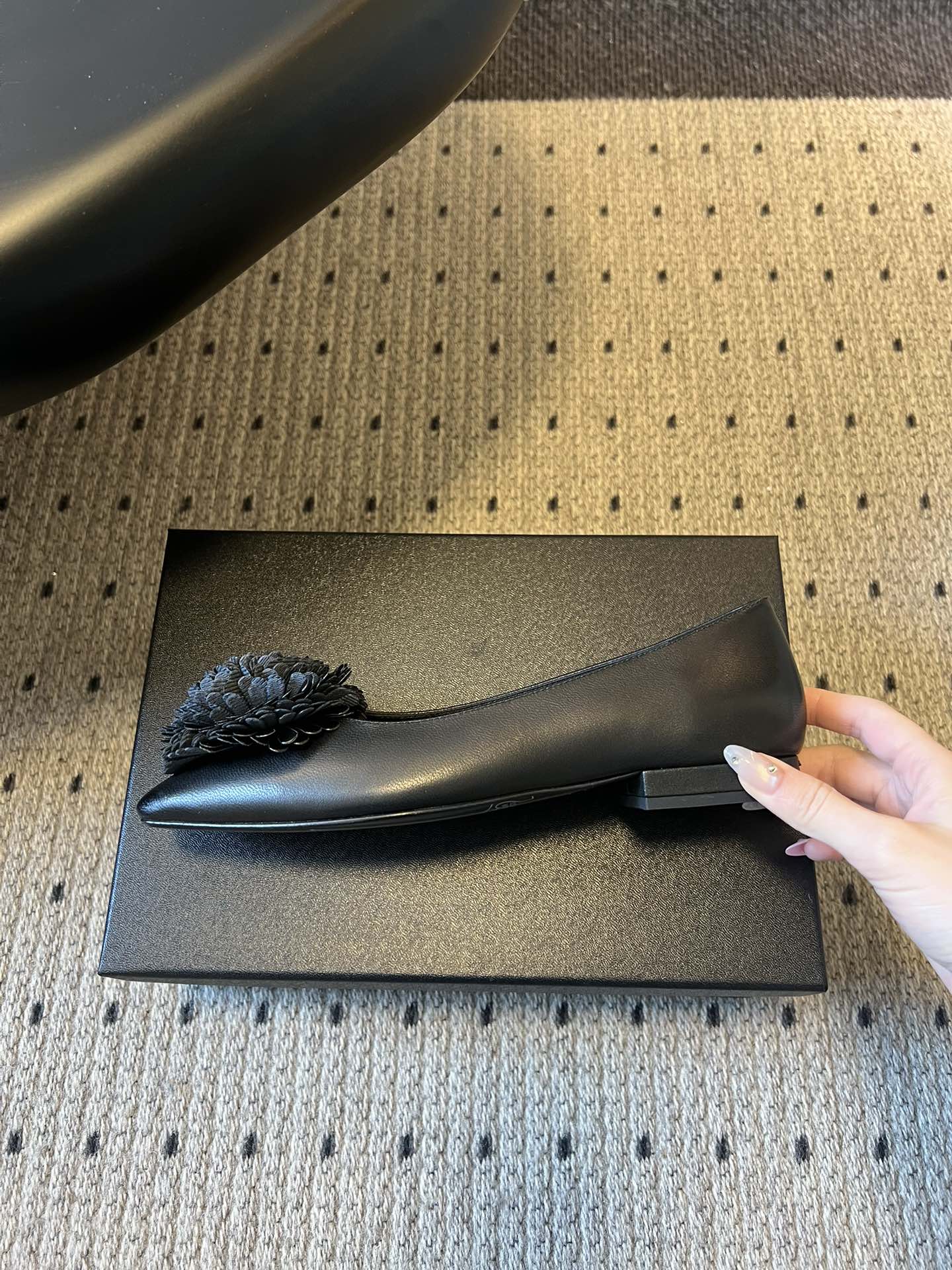 Chane*26ss早春新款立体山茶花装饰平底单鞋鞋头处装饰香奈儿标志性的山茶花造型，内里与鞋舌印有品牌