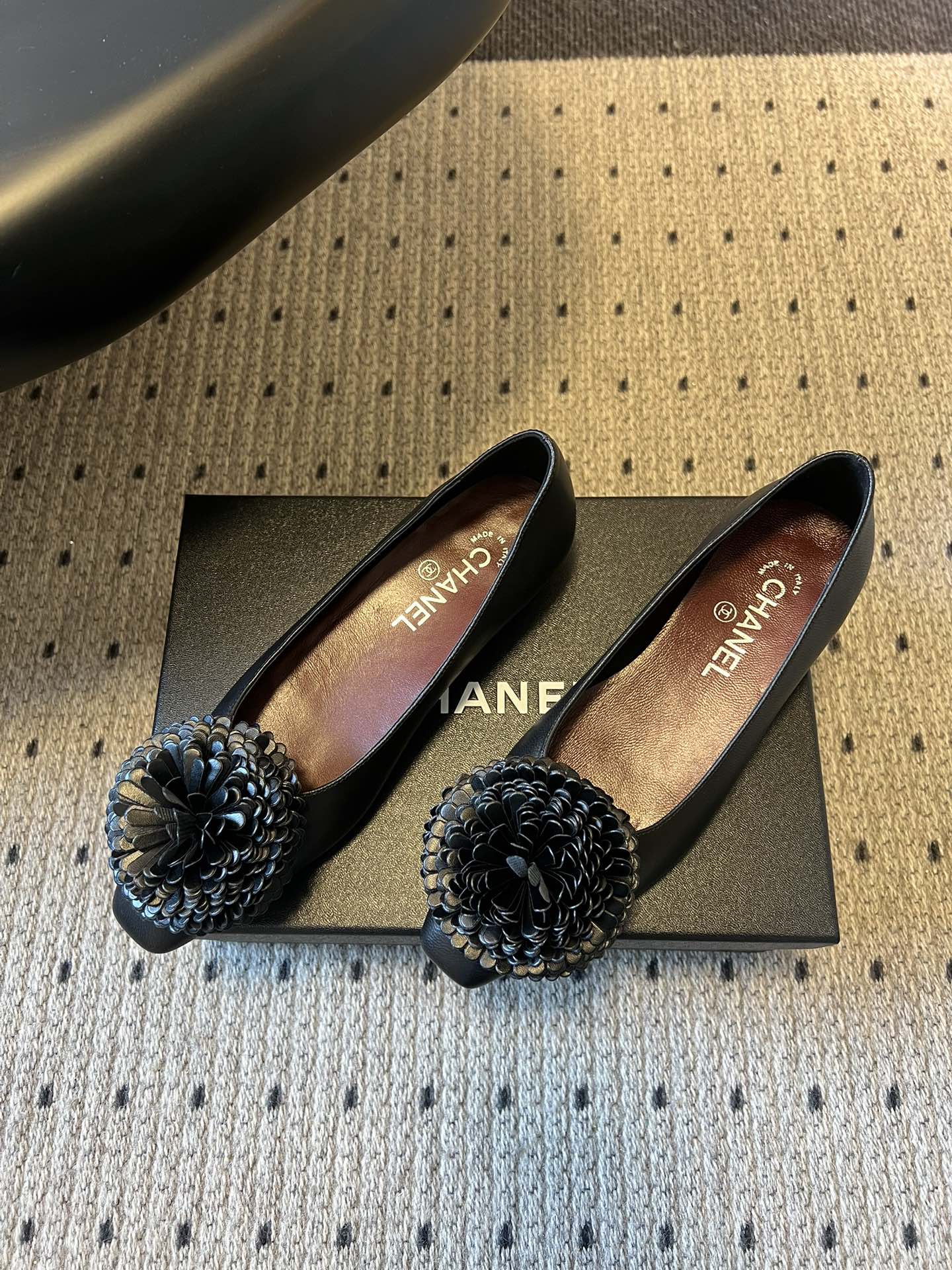 Chane*26ss早春新款立体山茶花装饰平底单鞋鞋头处装饰香奈儿标志性的山茶花造型，内里与鞋舌印有品牌