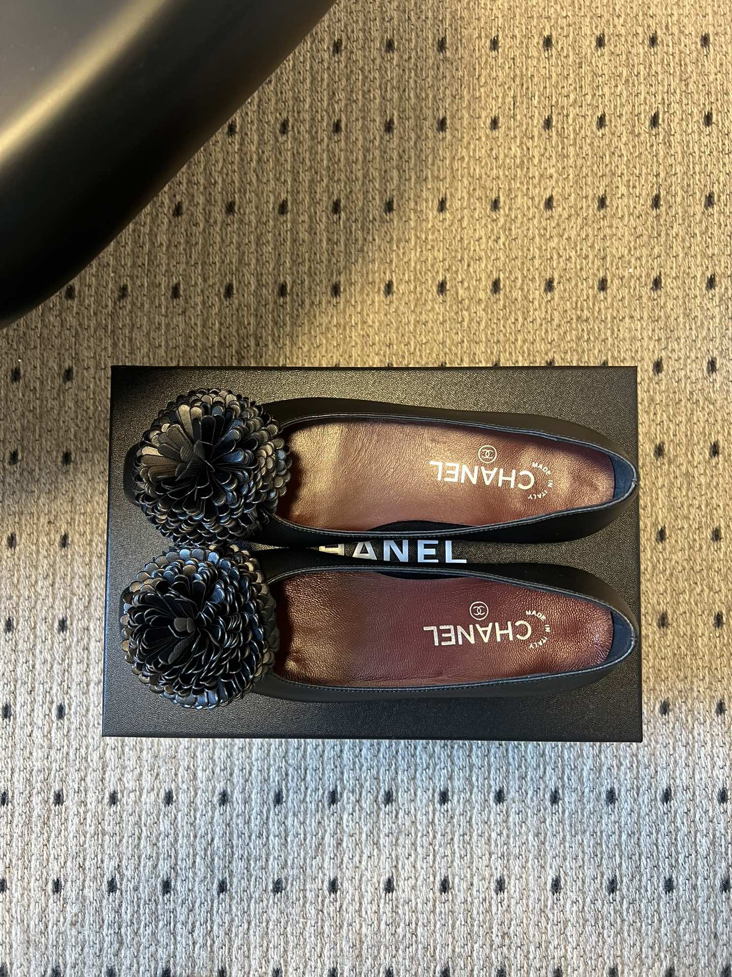 Chane*26ss早春新款立体山茶花装饰平底单鞋鞋头处装饰香奈儿标志性的山茶花造型，内里与鞋舌印有品牌