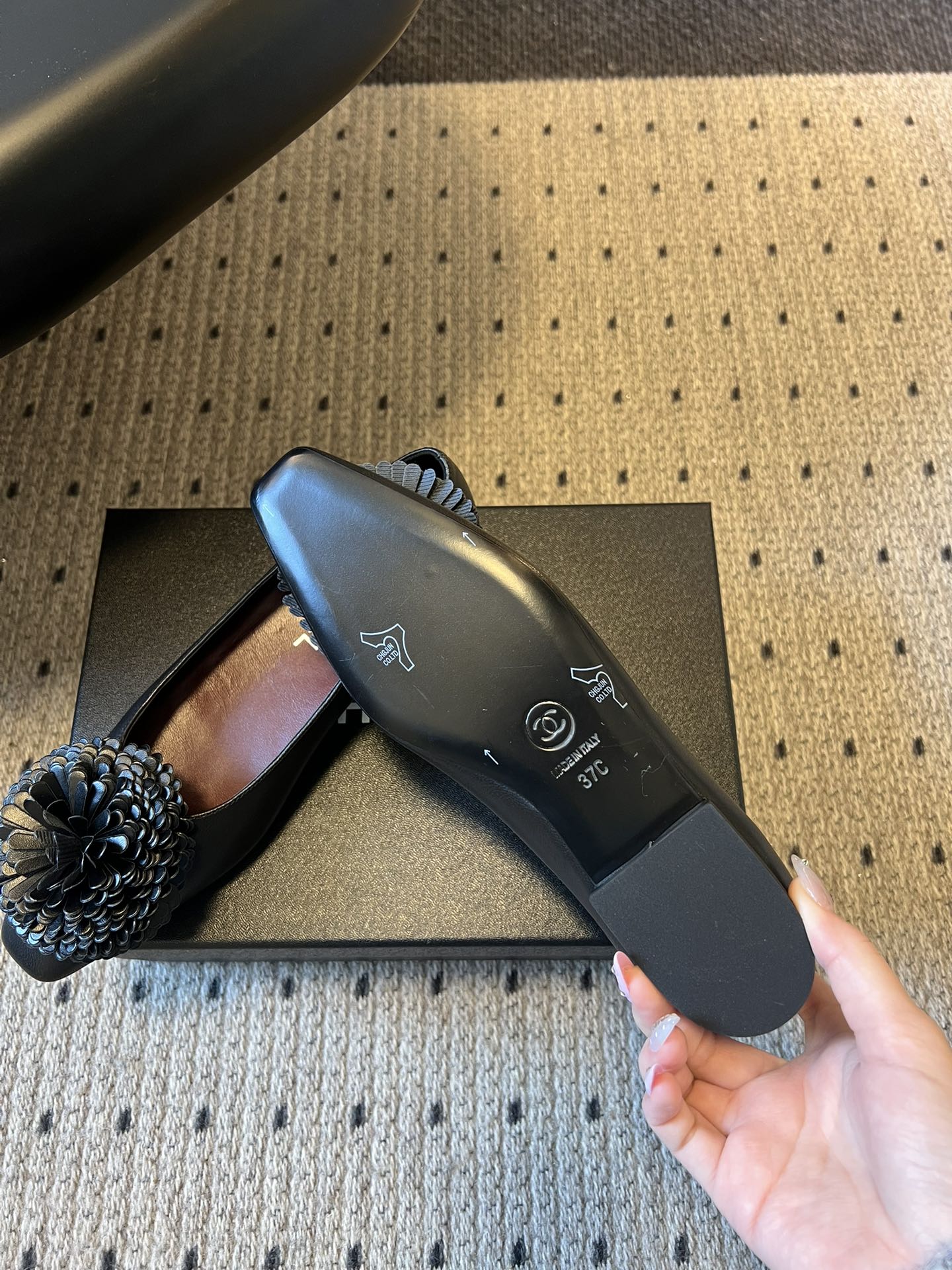 Chane*26ss早春新款立体山茶花装饰平底单鞋鞋头处装饰香奈儿标志性的山茶花造型，内里与鞋舌印有品牌