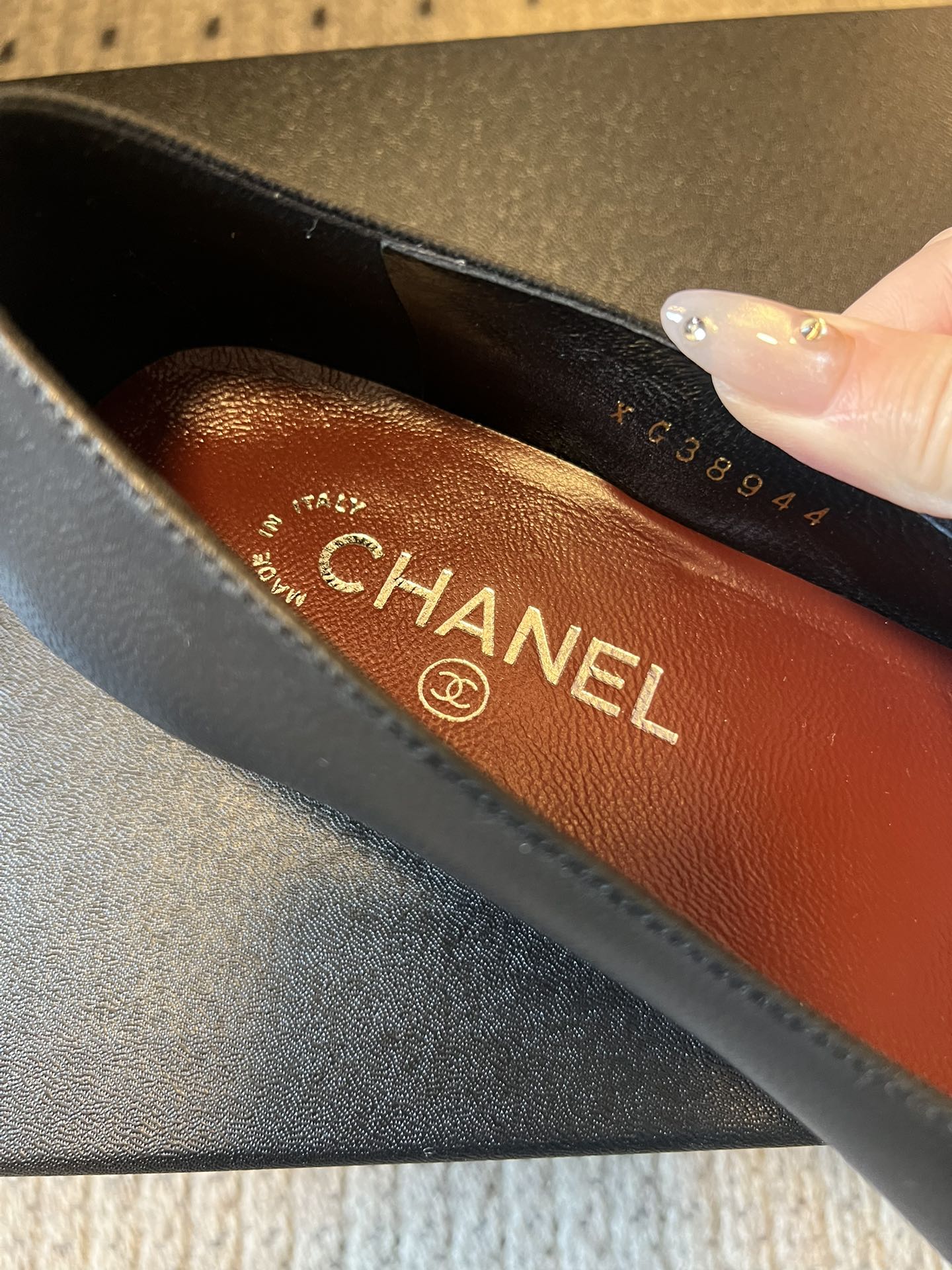 Chane*26ss早春新款立体山茶花装饰平底单鞋鞋头处装饰香奈儿标志性的山茶花造型，内里与鞋舌印有品牌